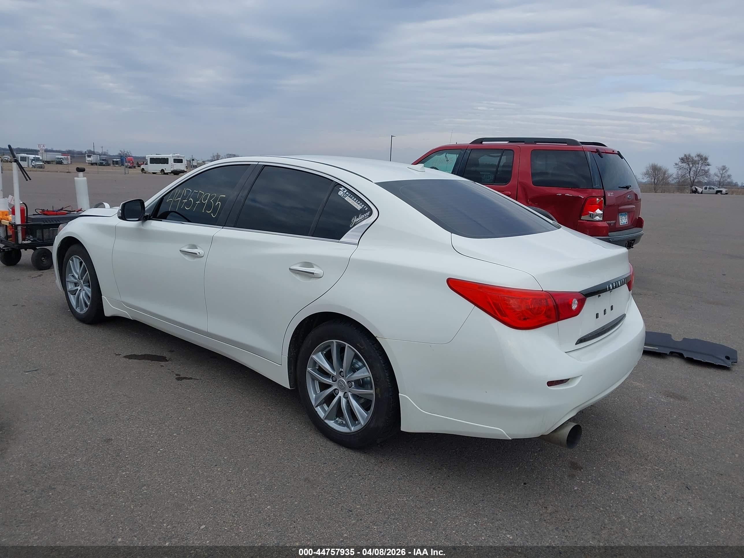 2015 Infiniti Q50 Premium Белый vin: JN1BV7AR5FM423614