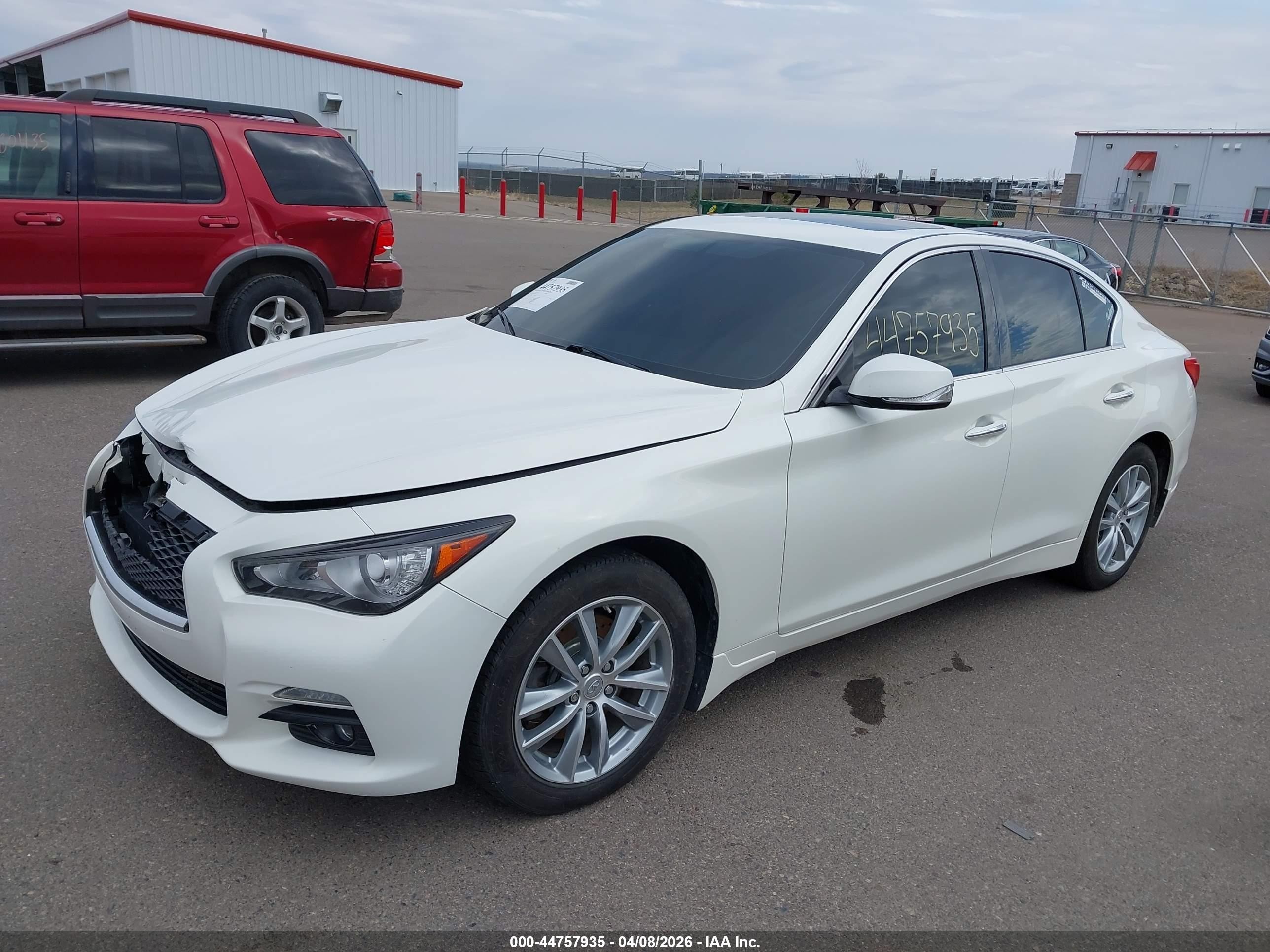 2015 Infiniti Q50 Premium Белый vin: JN1BV7AR5FM423614