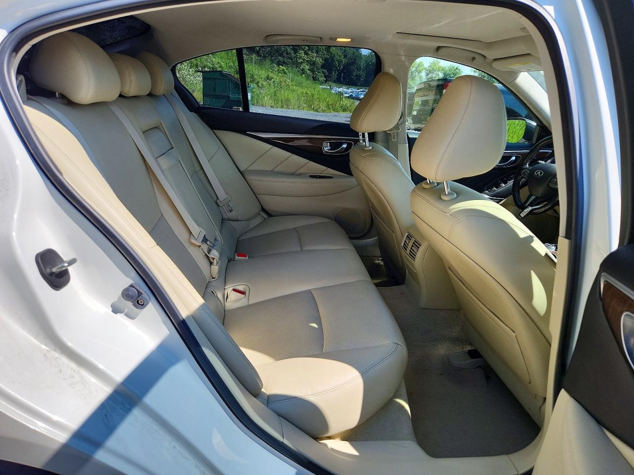 2014 Infiniti Q50 Base White vin: JN1BV7AR6EM688542
