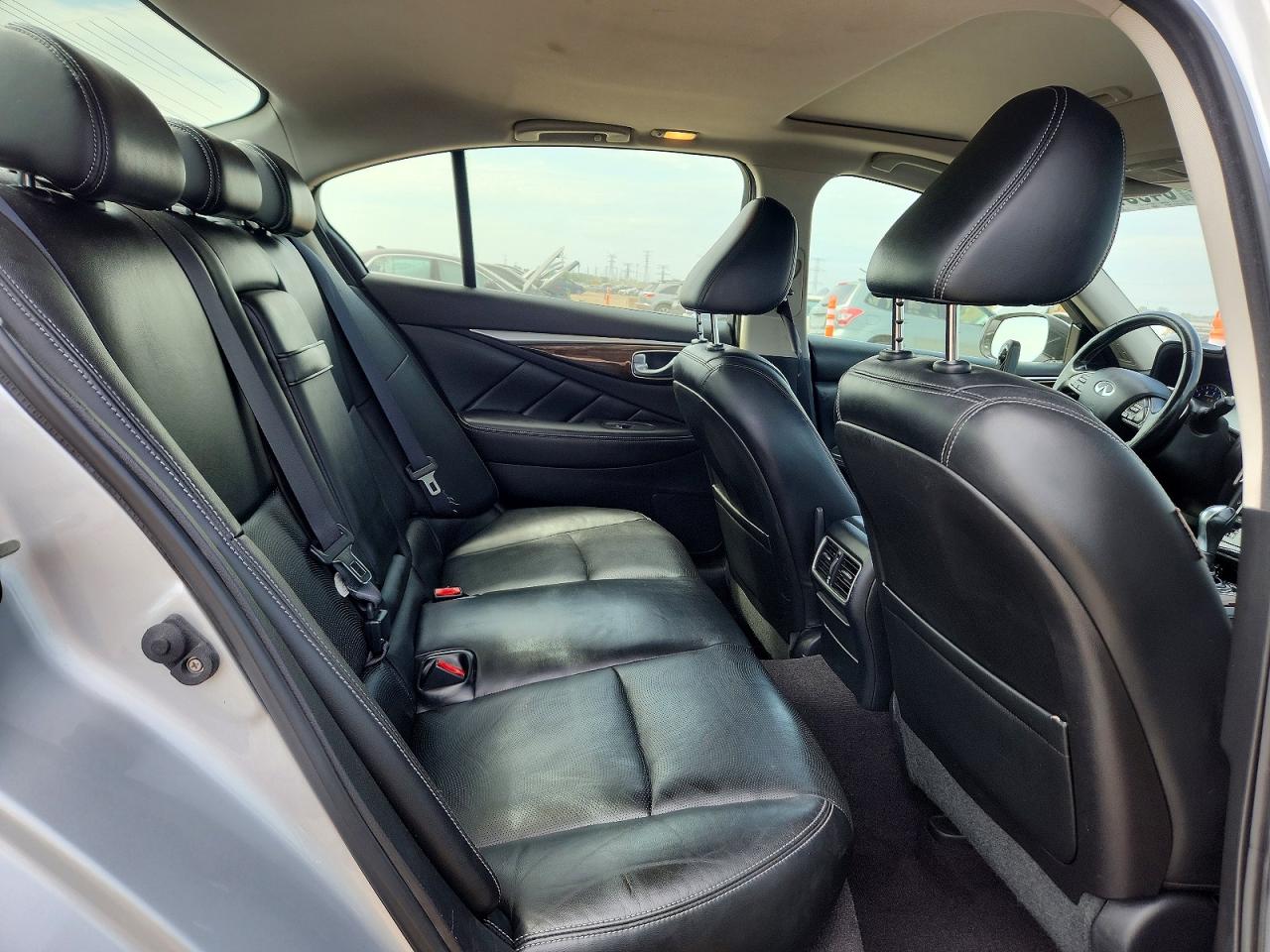 2015 Infiniti Q50 Premium Серебряный vin: JN1BV7AR7FM398344