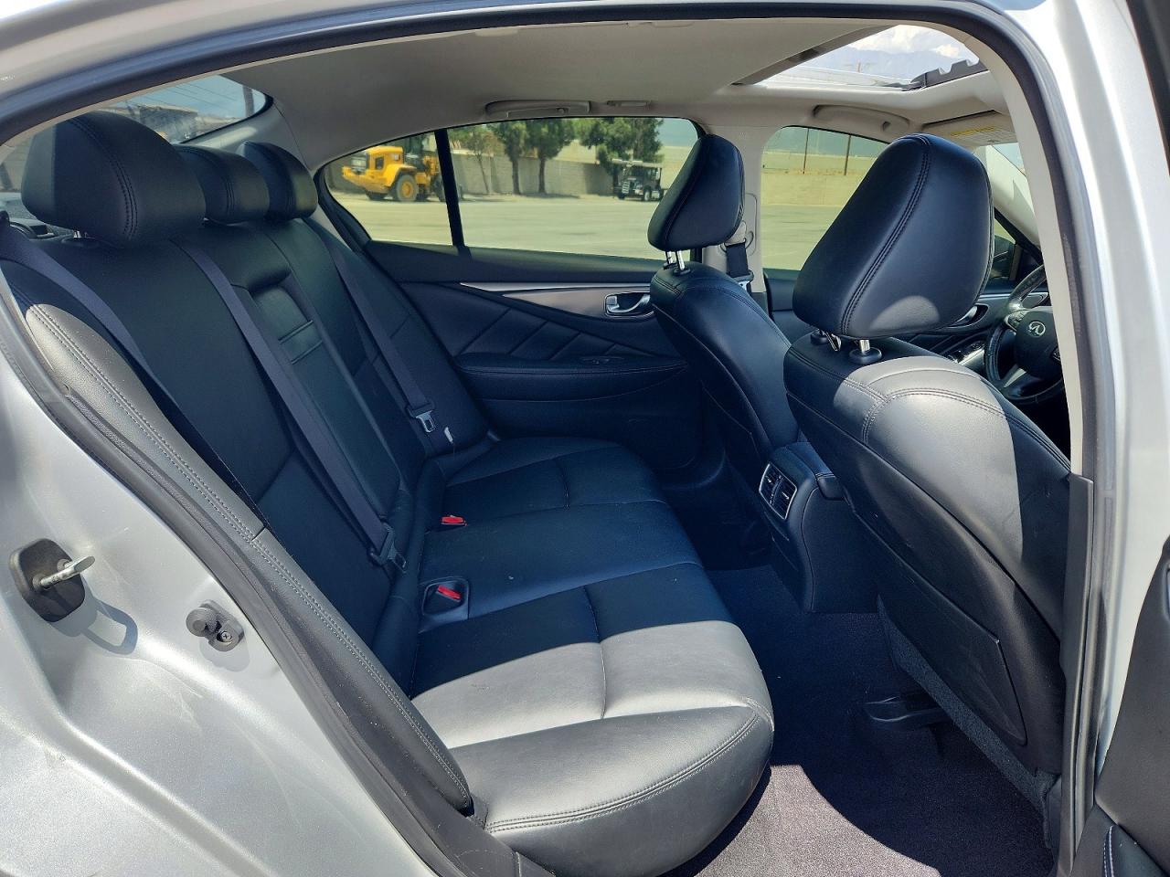 2015 Infiniti Q50 Premium Silver vin: JN1BV7AR8FM401302