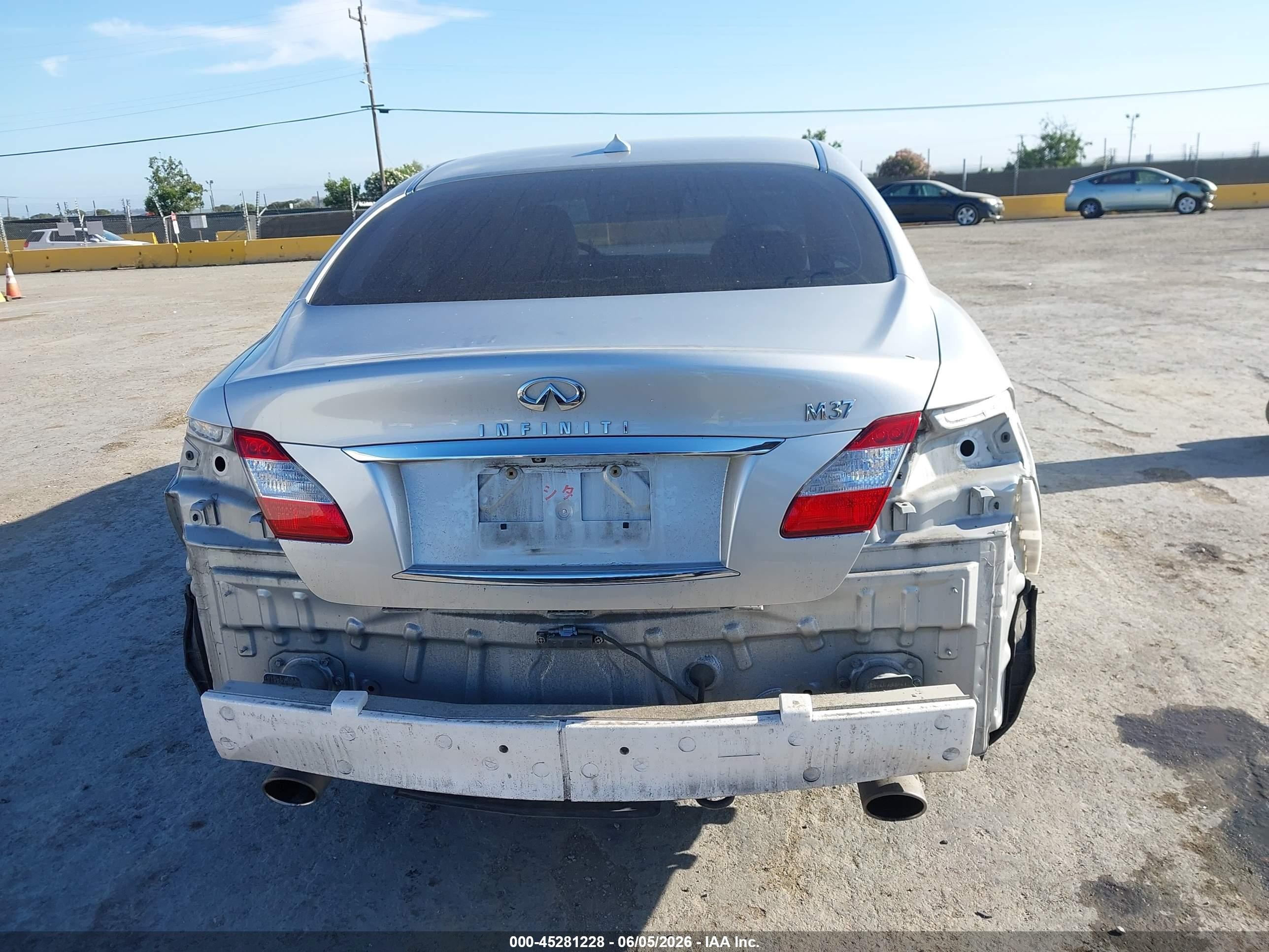 2011 Infiniti M37   Silver vin: JN1BY1AP1BM326505