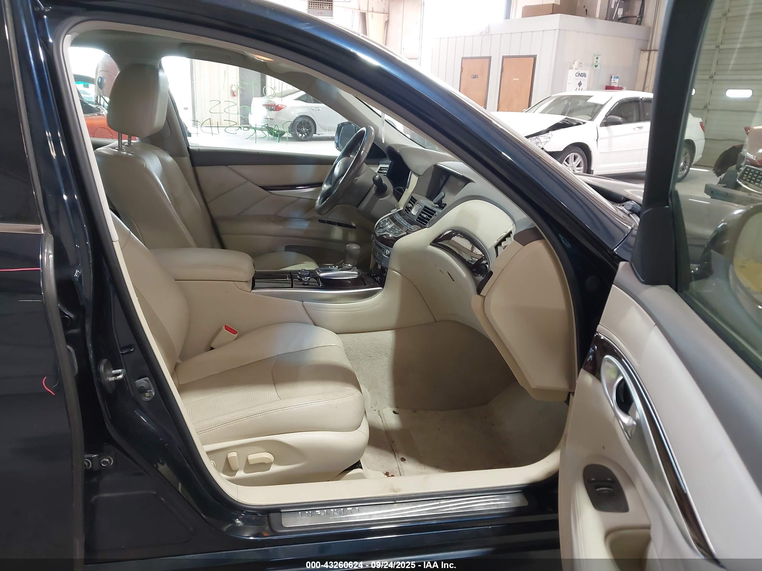 2015 Infiniti Q70 3.7 Blue vin: JN1BY1AP1FM540111