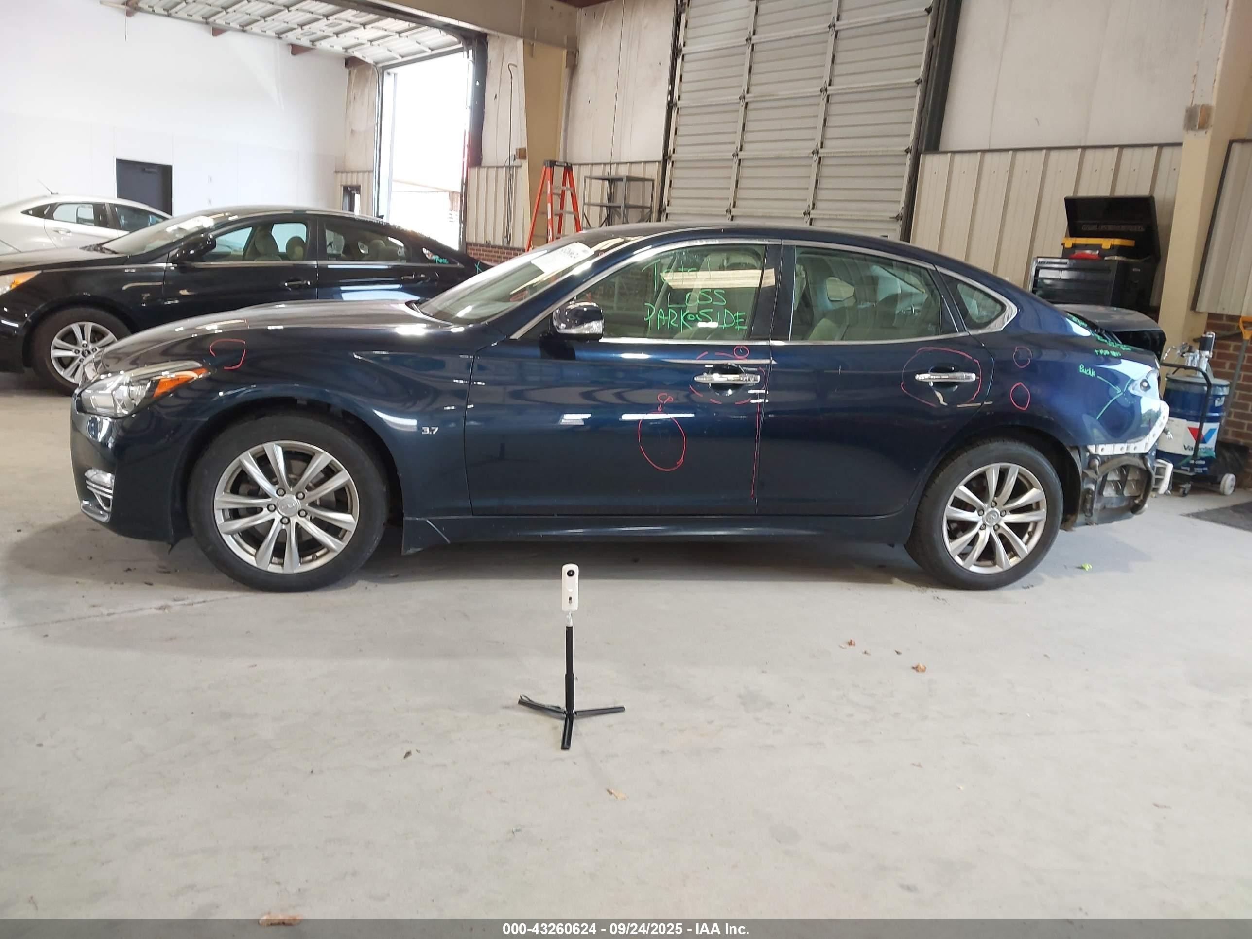 2015 Infiniti Q70 3.7 Blue vin: JN1BY1AP1FM540111