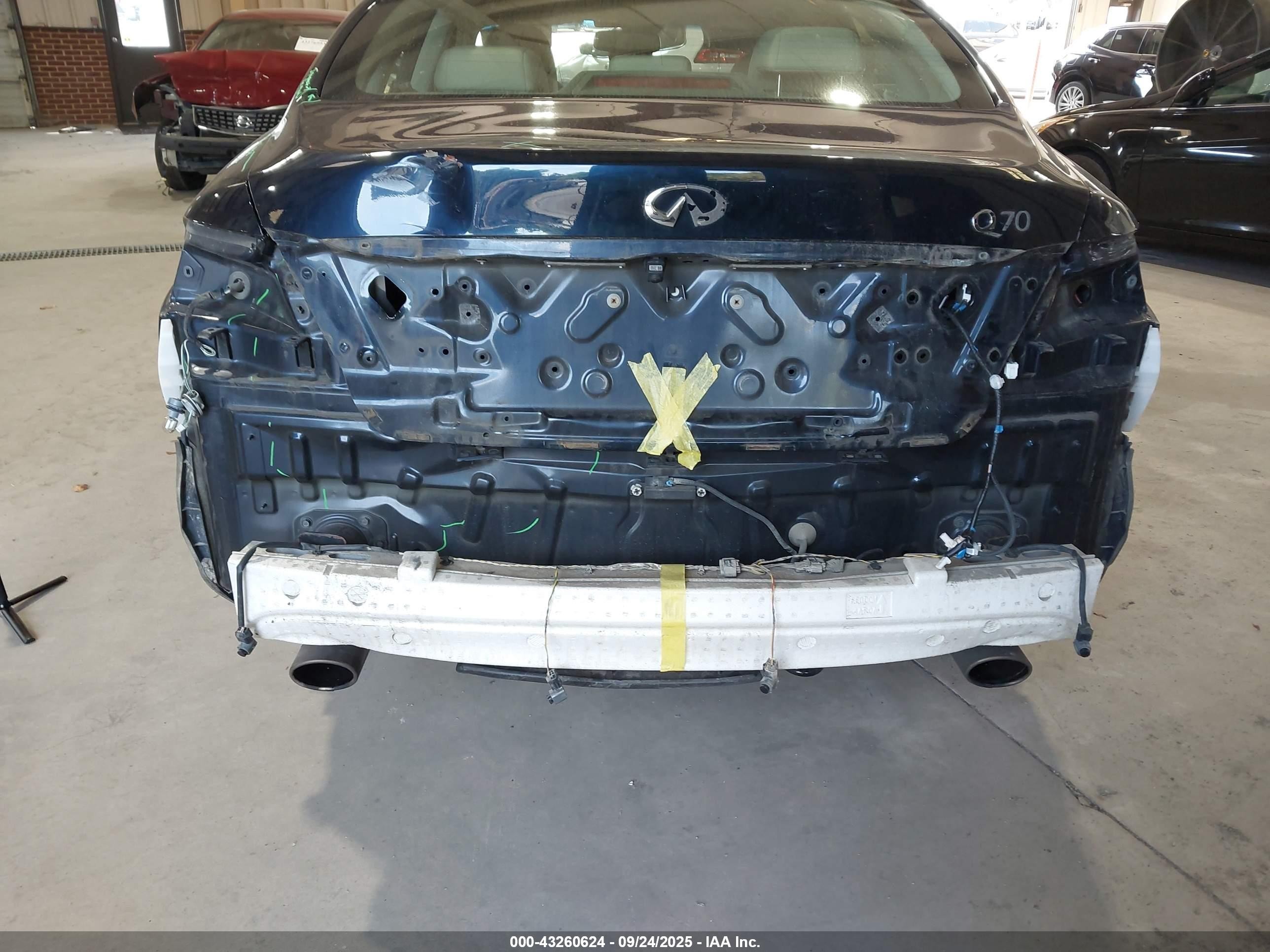 2015 Infiniti Q70 3.7 Blue vin: JN1BY1AP1FM540111