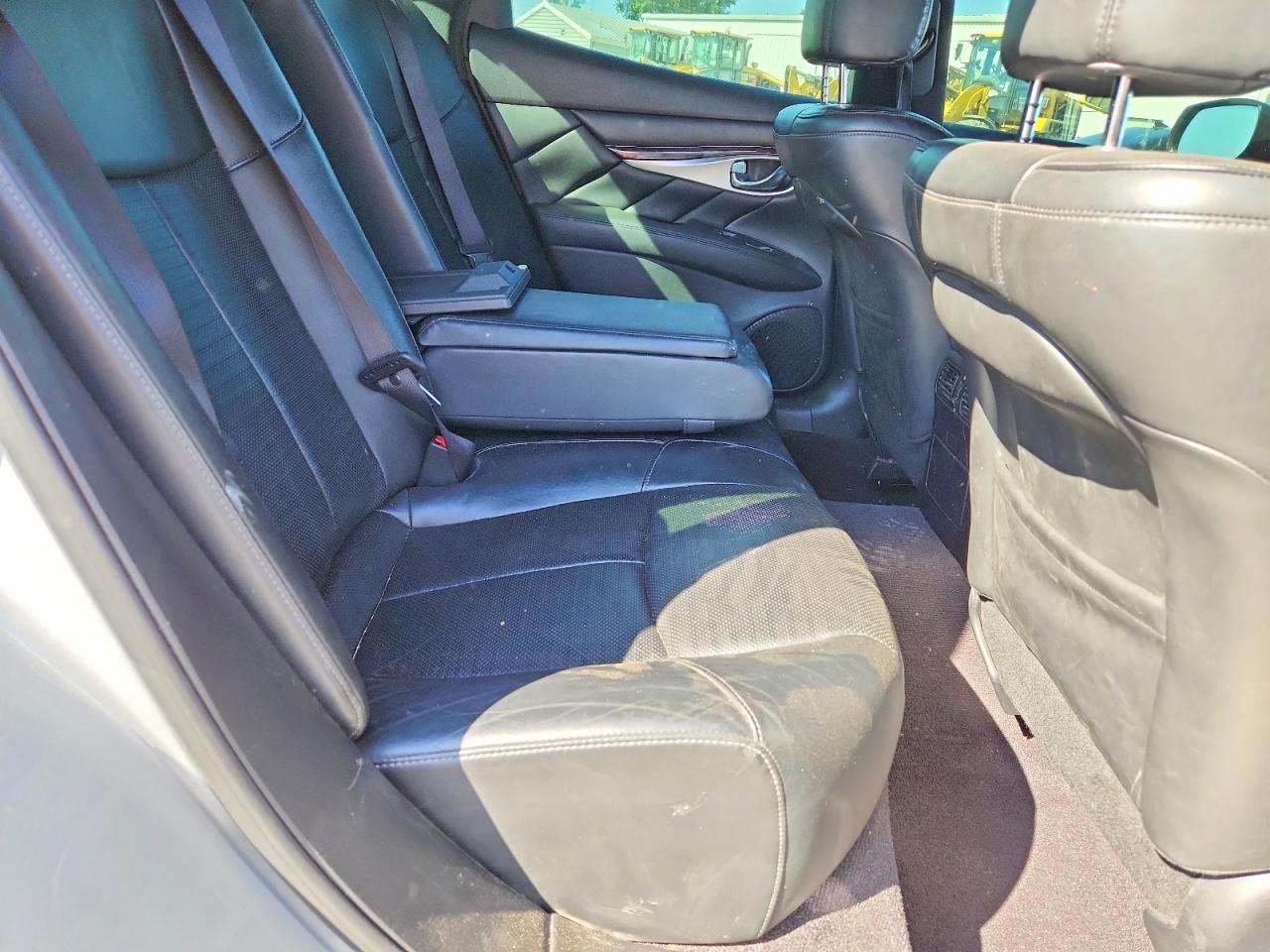 2015 Infiniti Q70 3.7 Blue vin: JN1BY1AP1FM541565