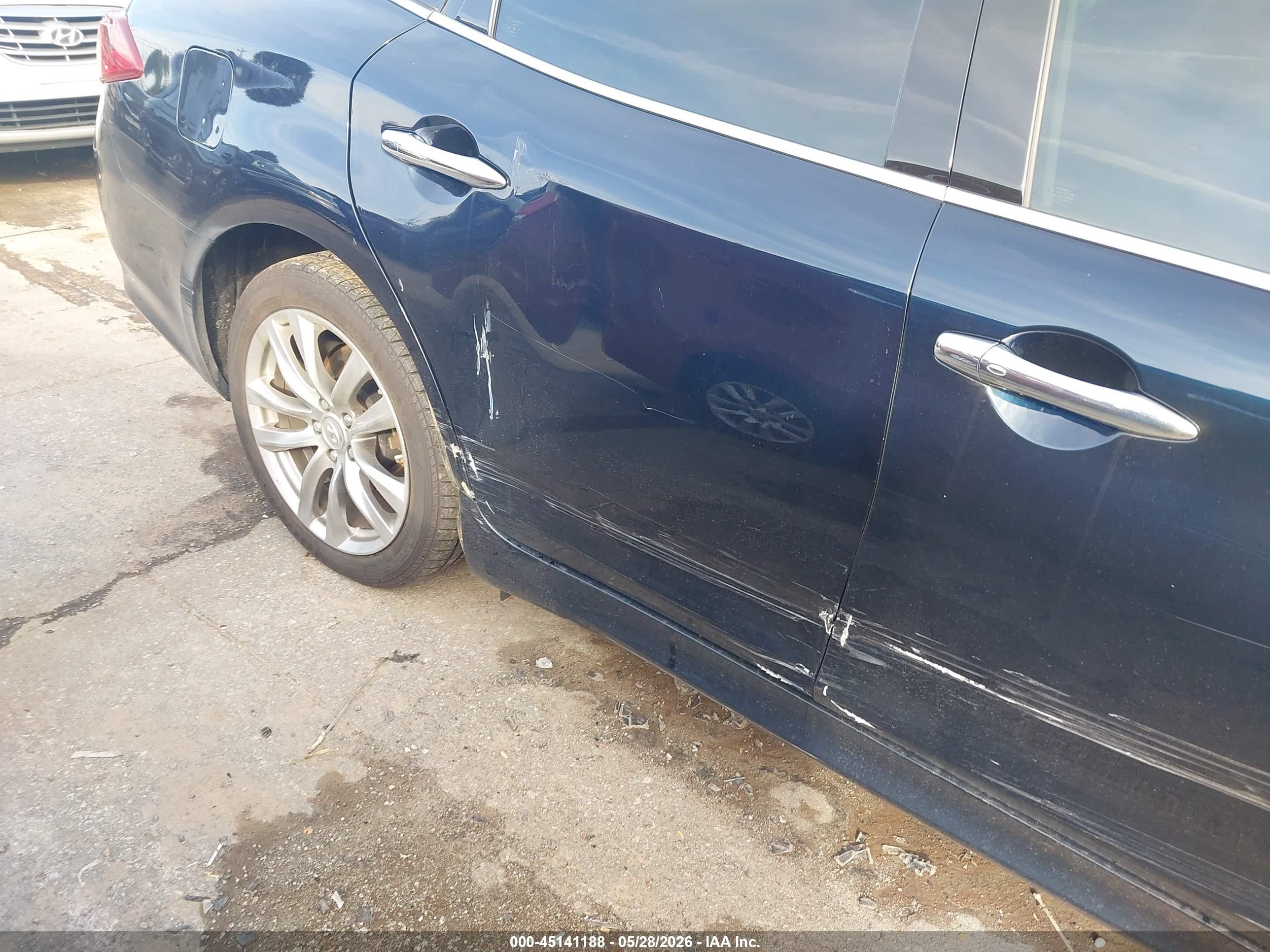 2018 Infiniti Q70 3.7 Luxe Blue vin: JN1BY1AP2JM181117