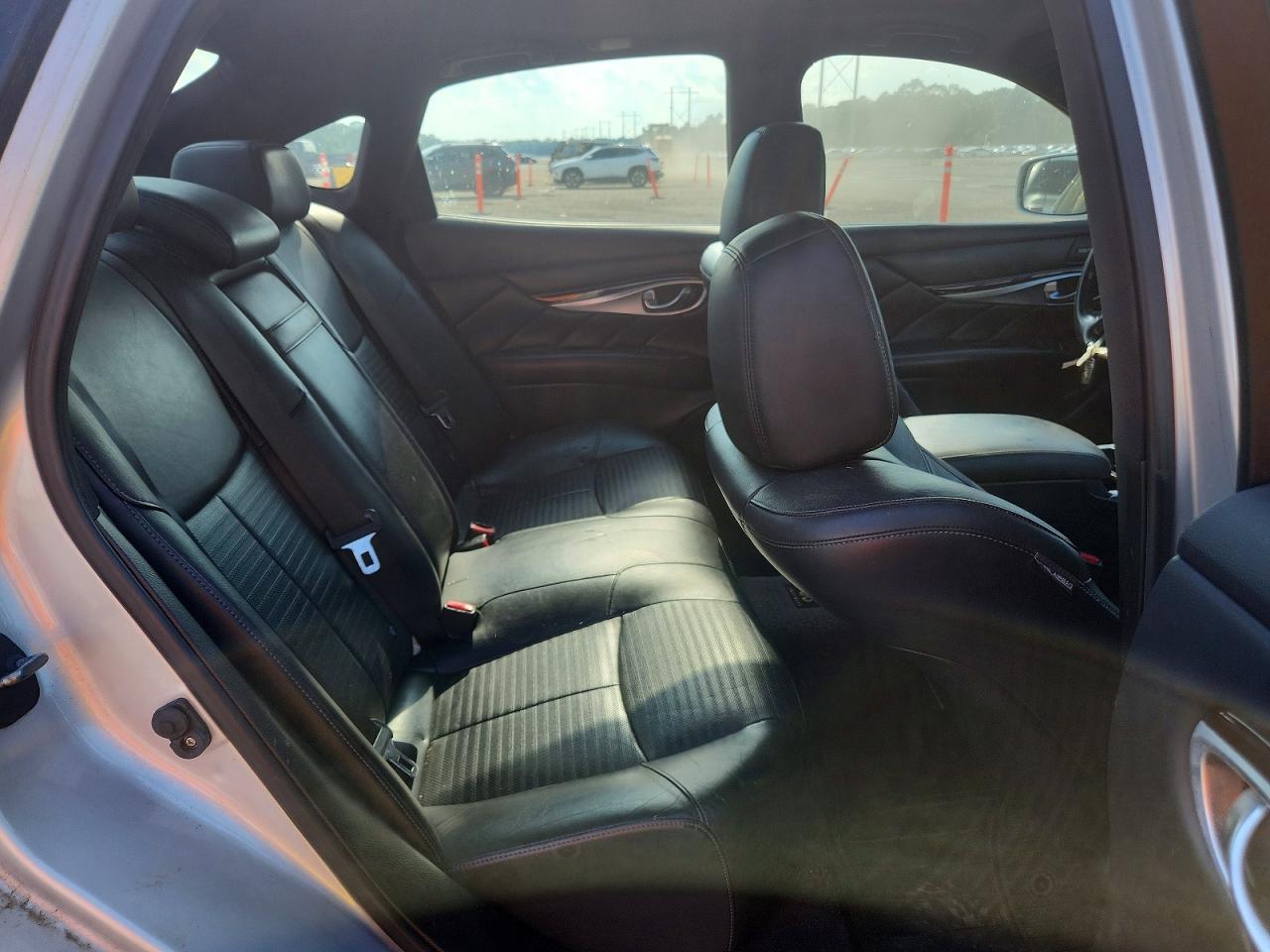 2014 Infiniti Q70 3.7 Silver vin: JN1BY1AP4EM260553