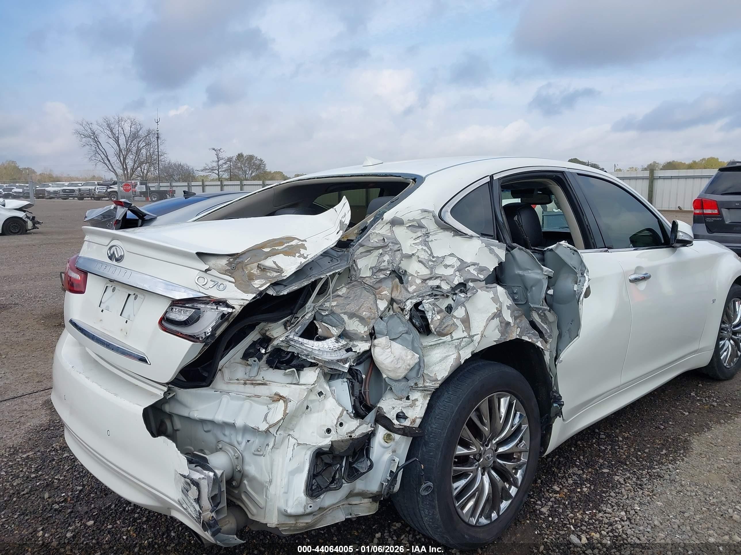 2015 Infiniti Q70 3.7 White vin: JN1BY1AP4FM541639