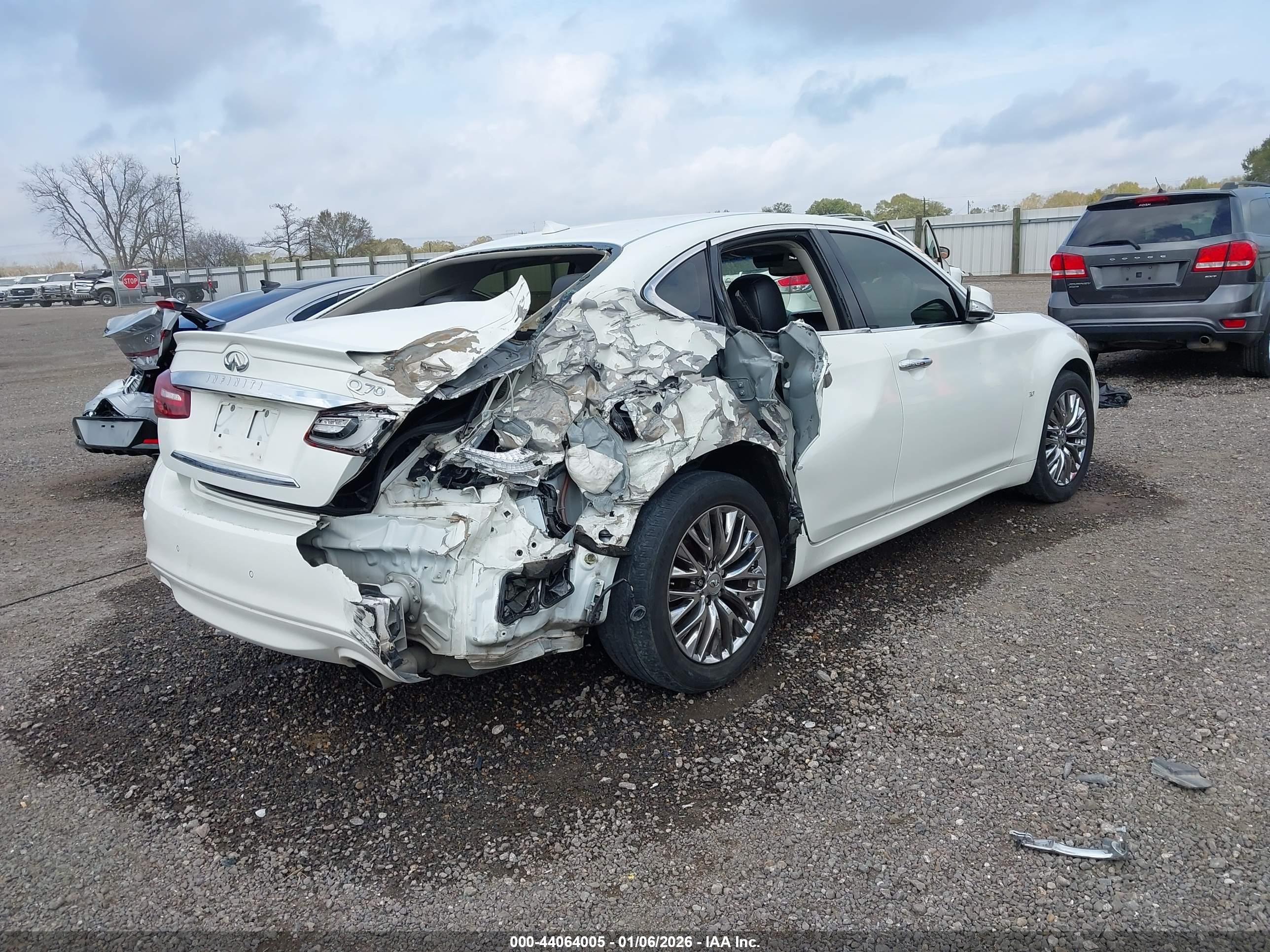 2015 Infiniti Q70 3.7 White vin: JN1BY1AP4FM541639
