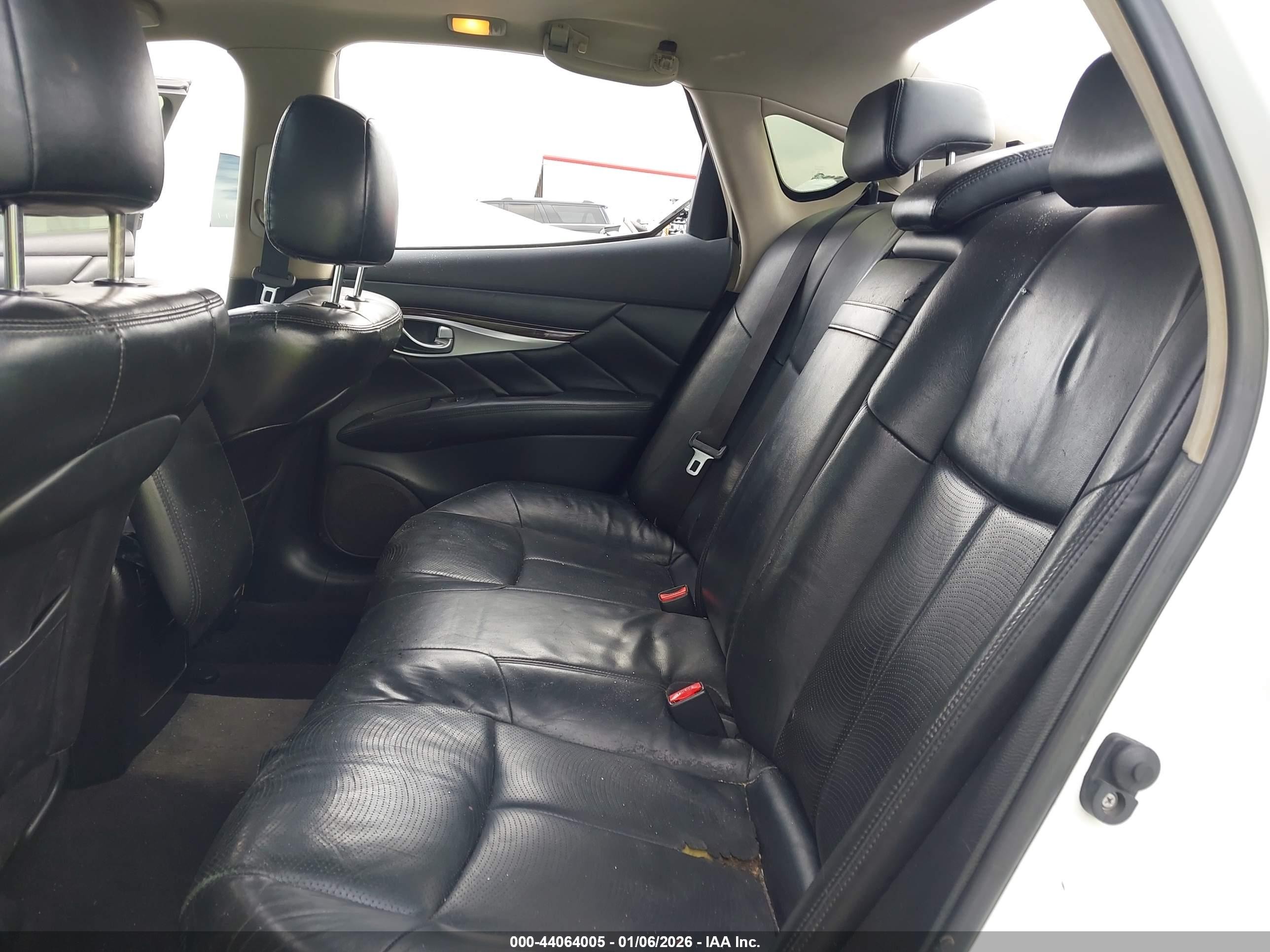2015 Infiniti Q70 3.7 White vin: JN1BY1AP4FM541639