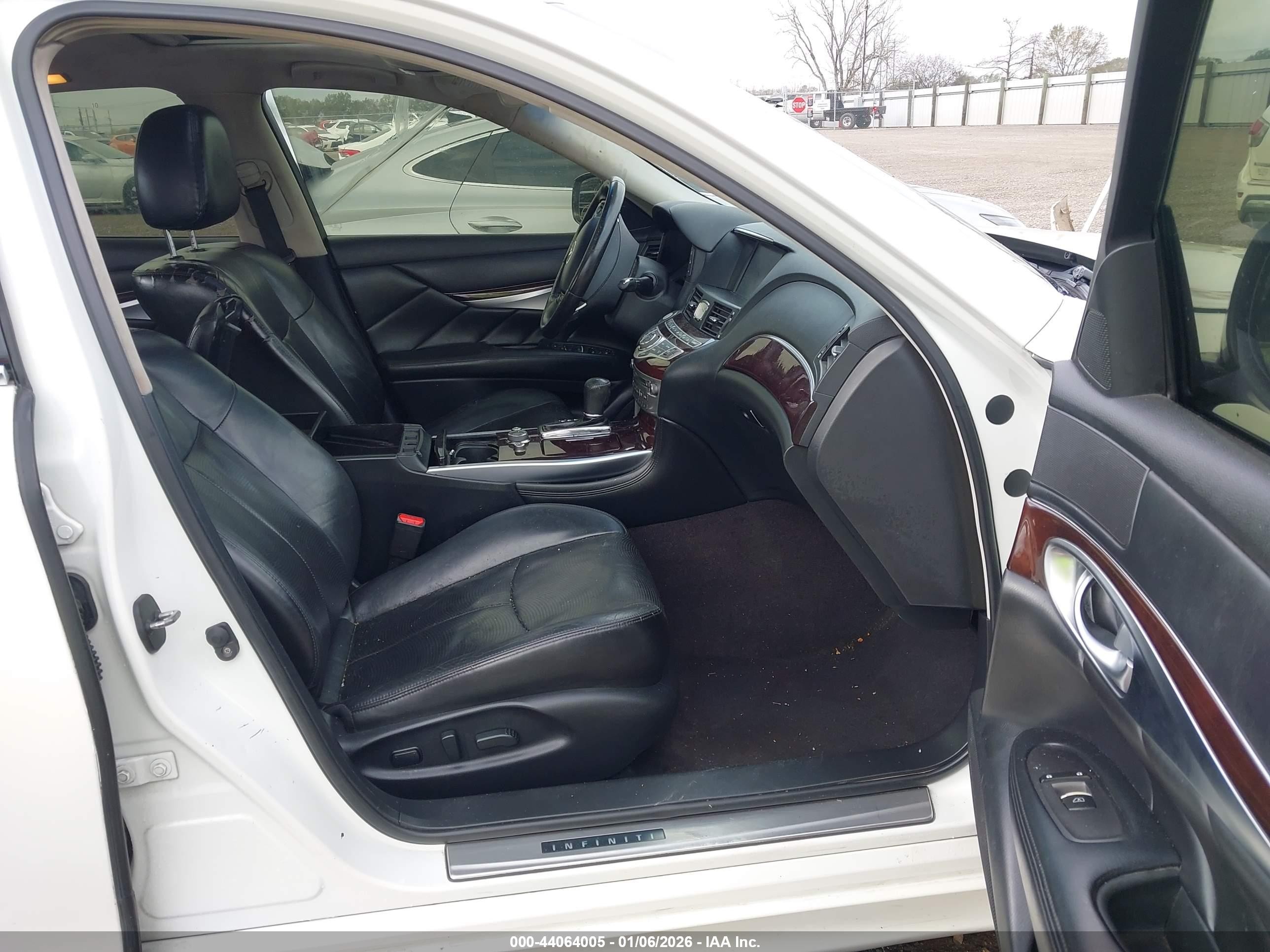 2015 Infiniti Q70 3.7 White vin: JN1BY1AP4FM541639