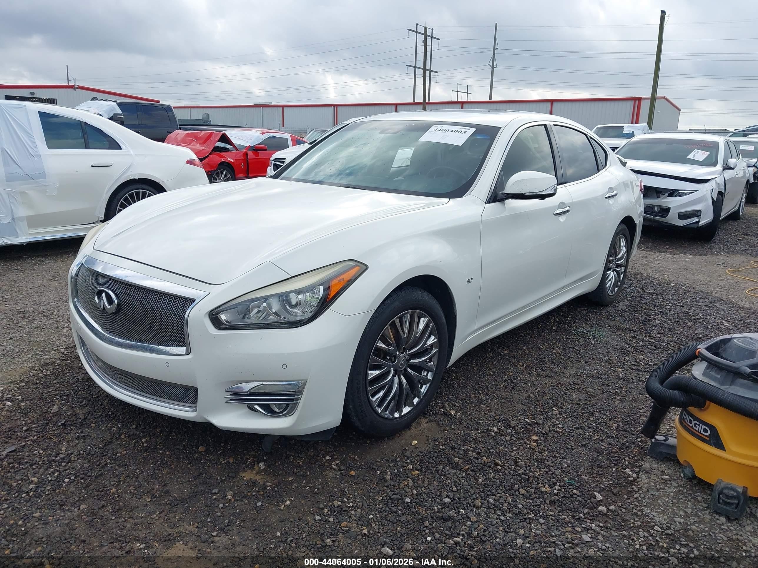 2015 Infiniti Q70 3.7 White vin: JN1BY1AP4FM541639