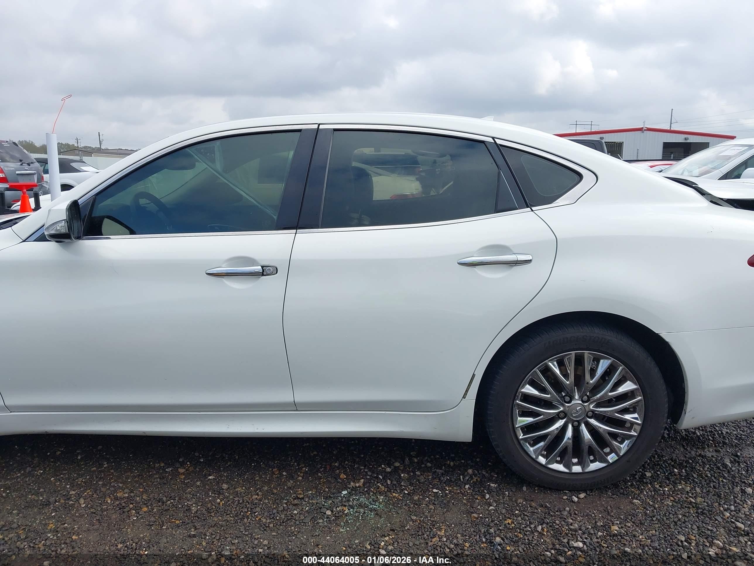 2015 Infiniti Q70 3.7 White vin: JN1BY1AP4FM541639