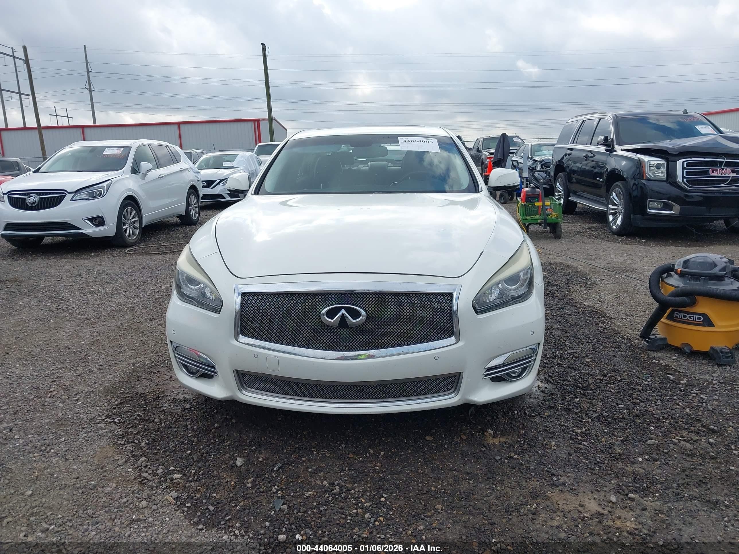 2015 Infiniti Q70 3.7 White vin: JN1BY1AP4FM541639
