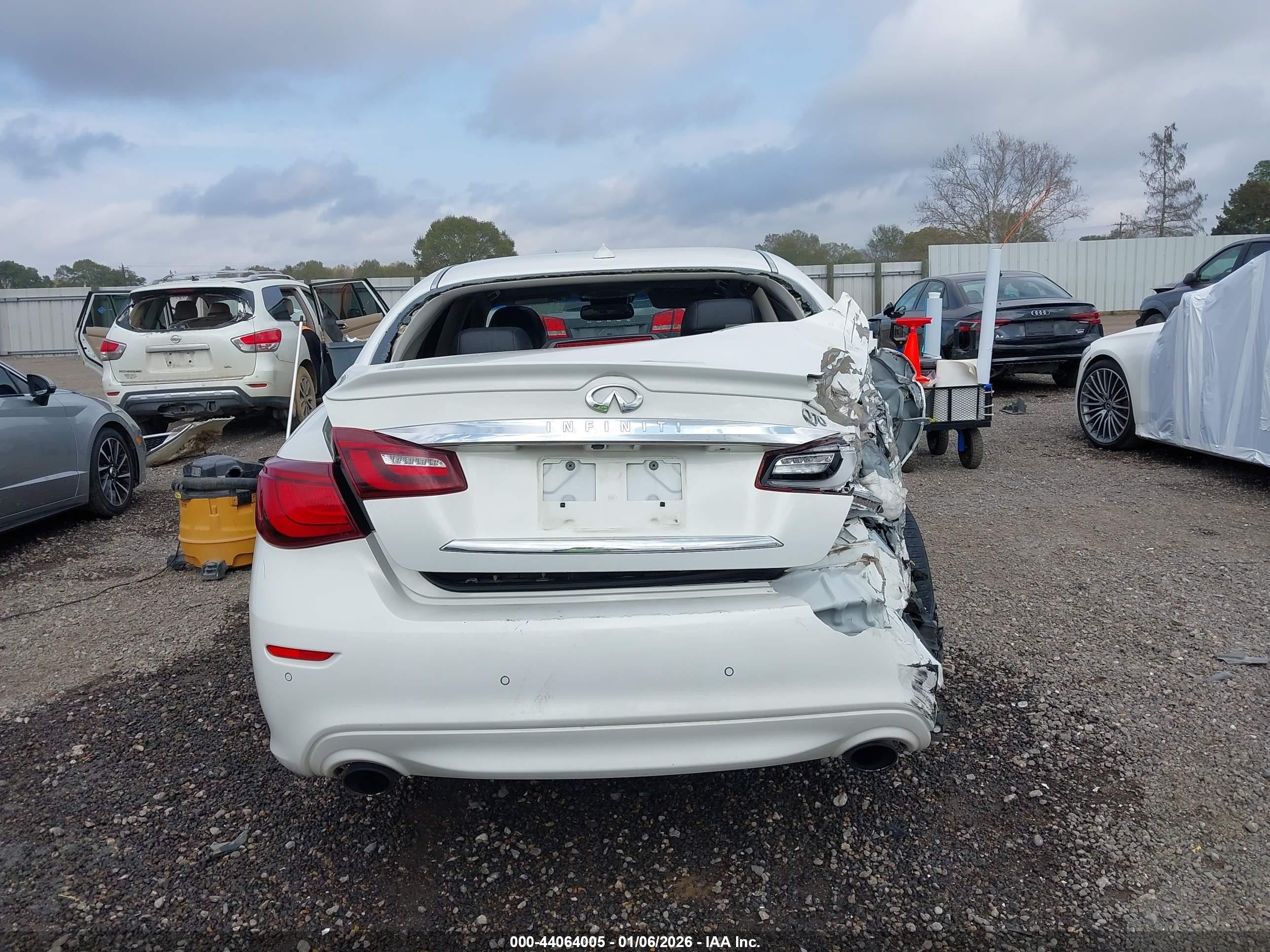 2015 Infiniti Q70 3.7 White vin: JN1BY1AP4FM541639