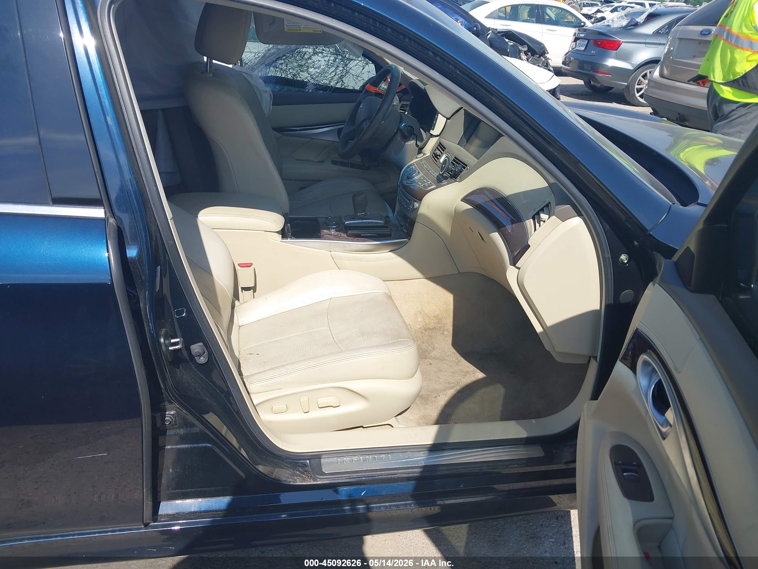 2018 Infiniti Q70 3.7 Luxe Blue vin: JN1BY1AP4JM180163