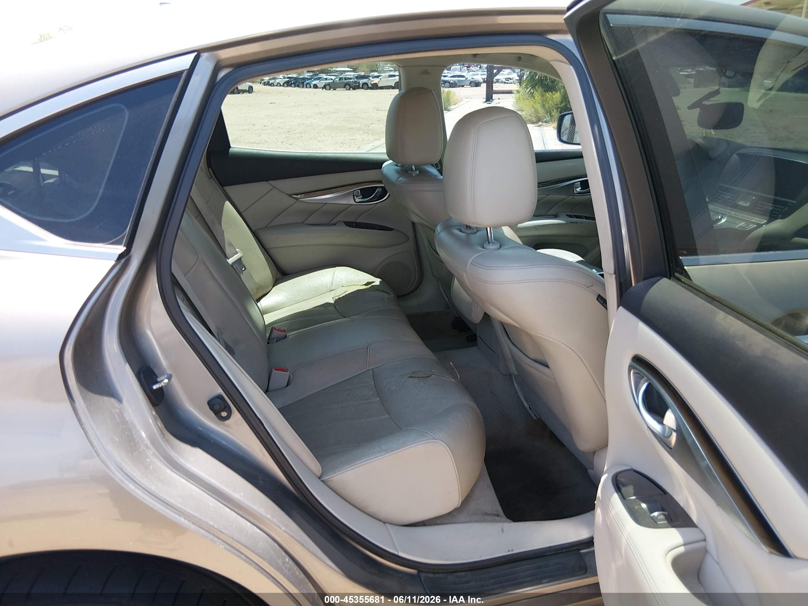 2011 Infiniti M37 Silver vin: JN1BY1AP5BM325812