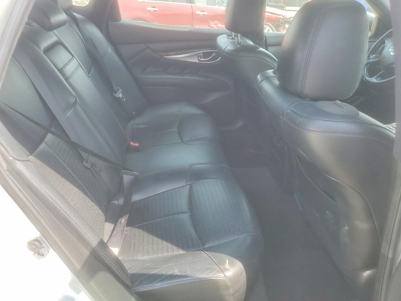 2015 Infiniti Q70 Silver vin: JN1BY1AP5FM541990