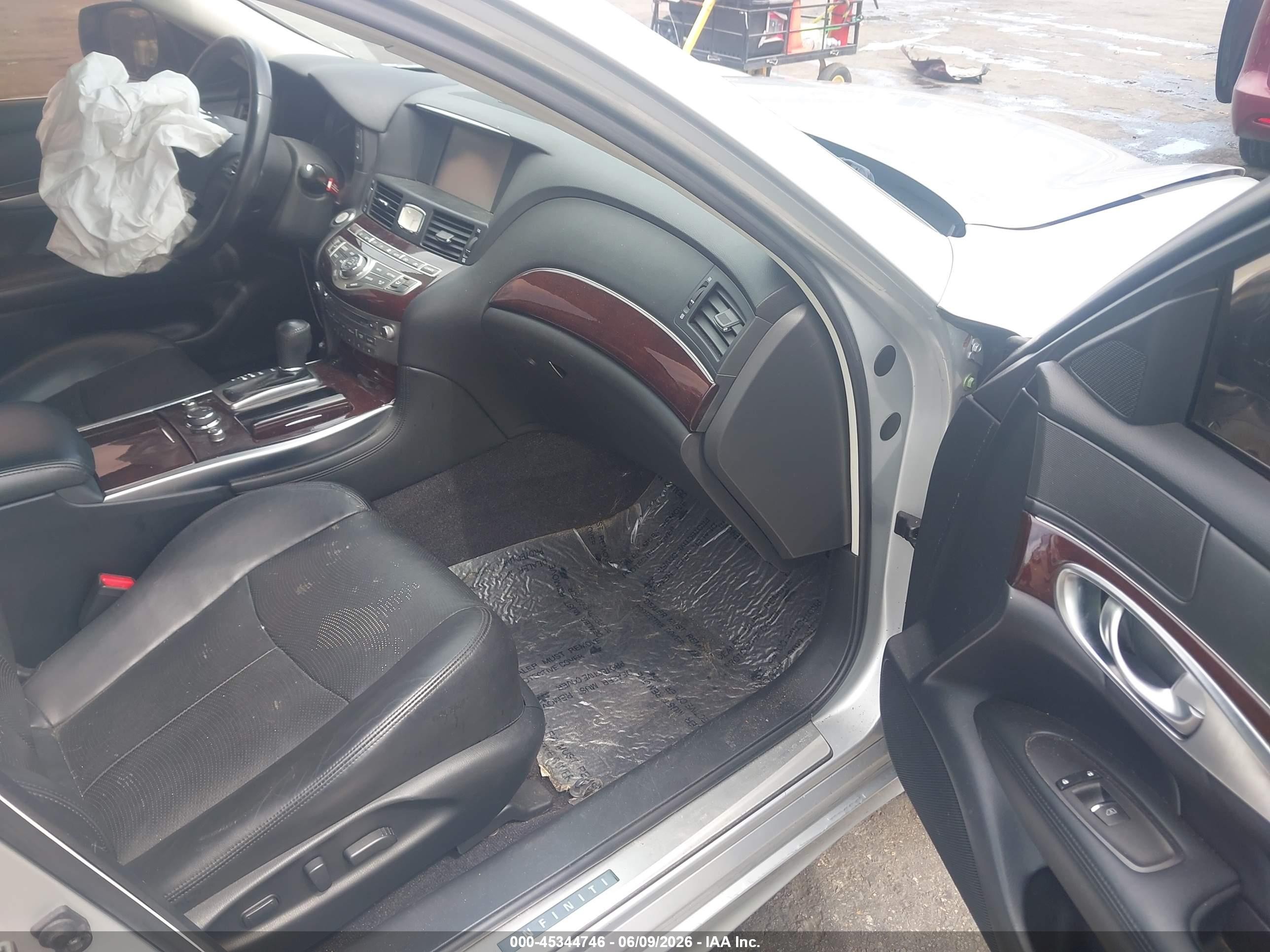 2015 Infiniti Q70 3.7 Silver vin: JN1BY1AP5FM542038