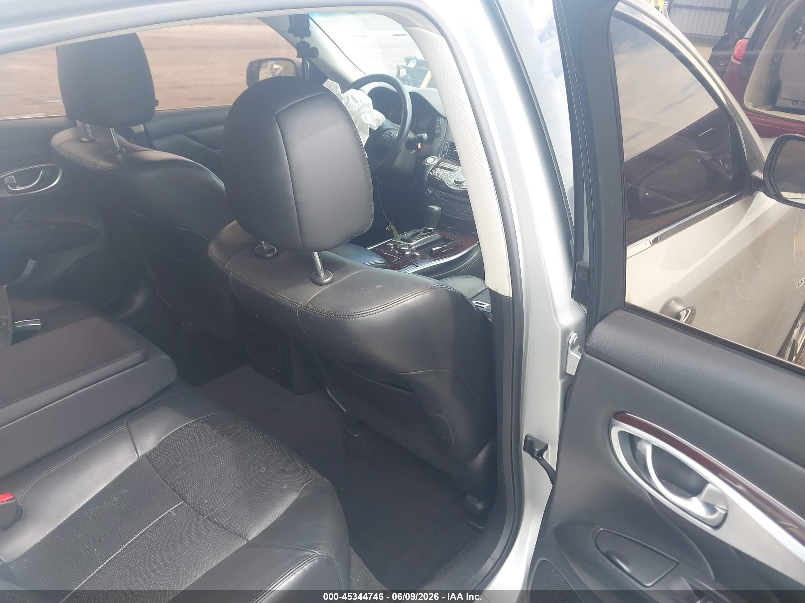 2015 Infiniti Q70 3.7 Silver vin: JN1BY1AP5FM542038