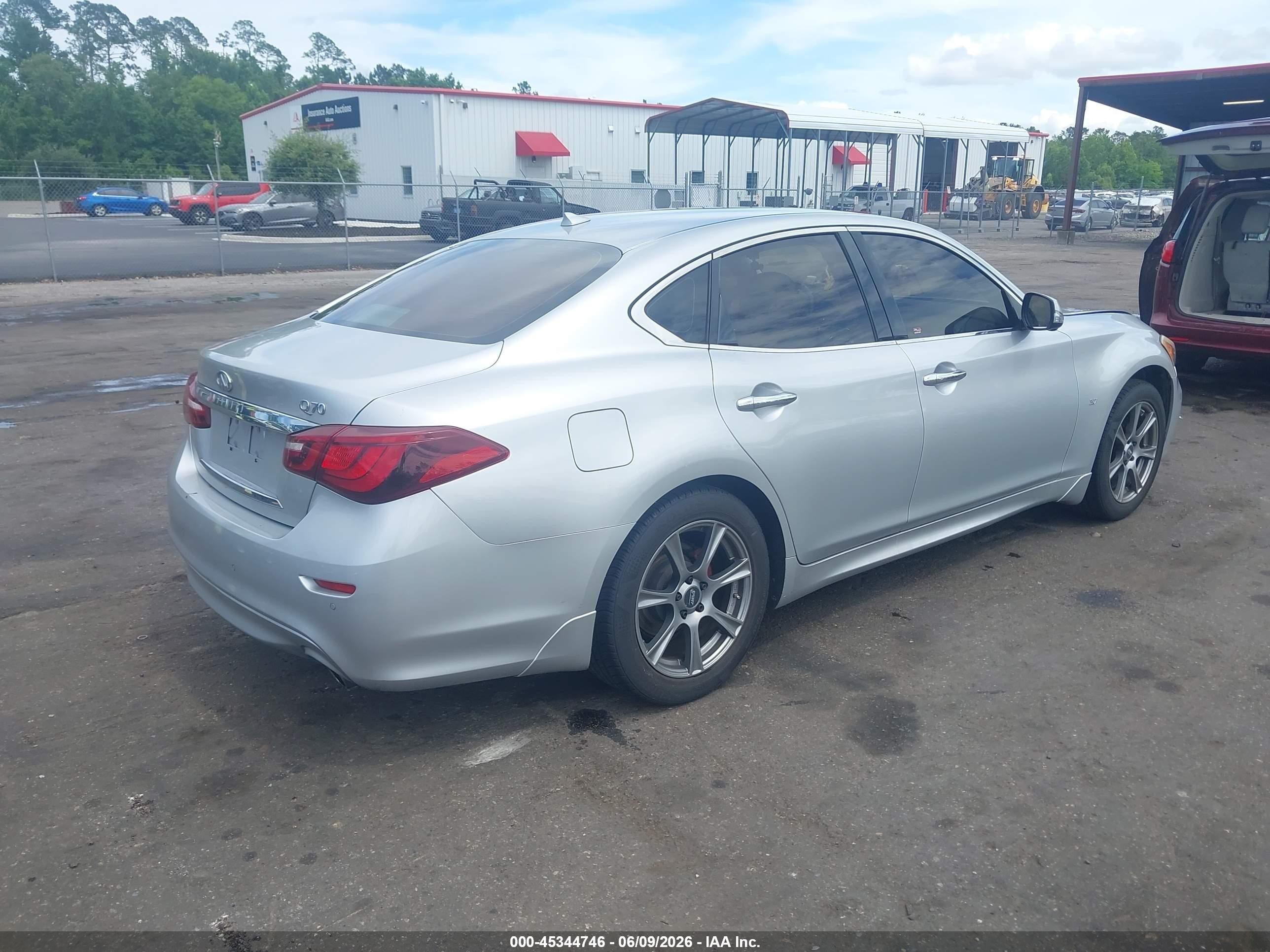 2015 Infiniti Q70 3.7 Silver vin: JN1BY1AP5FM542038