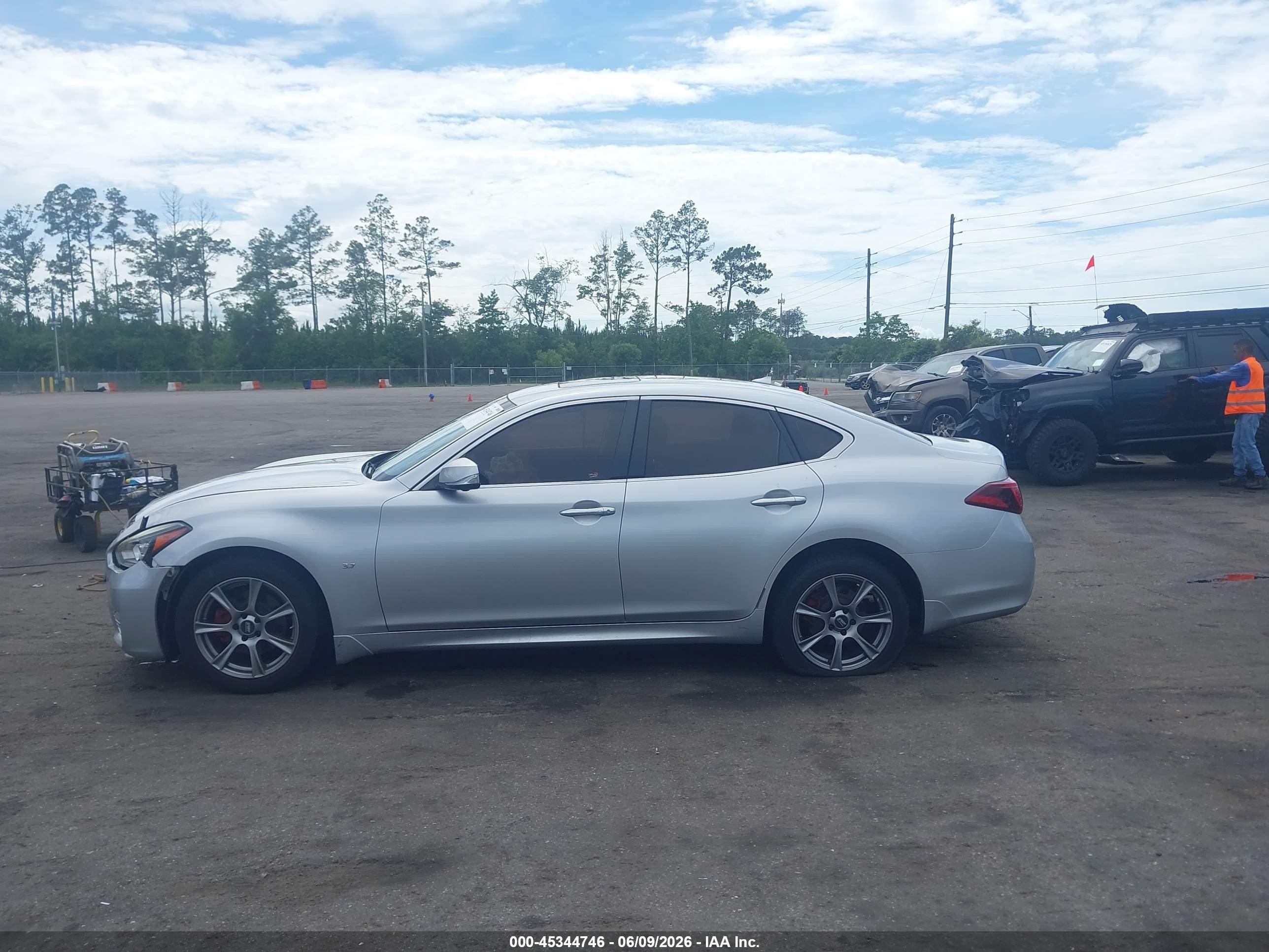 2015 Infiniti Q70 3.7 Silver vin: JN1BY1AP5FM542038