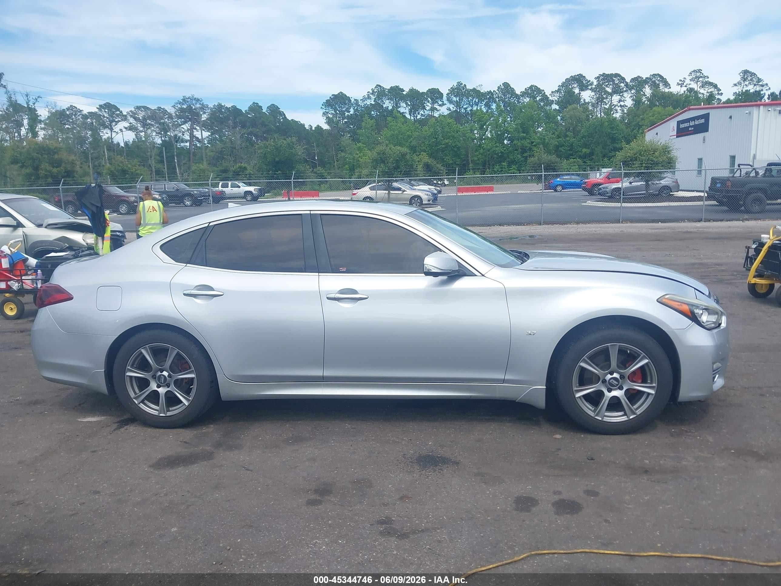 2015 Infiniti Q70 3.7 Silver vin: JN1BY1AP5FM542038