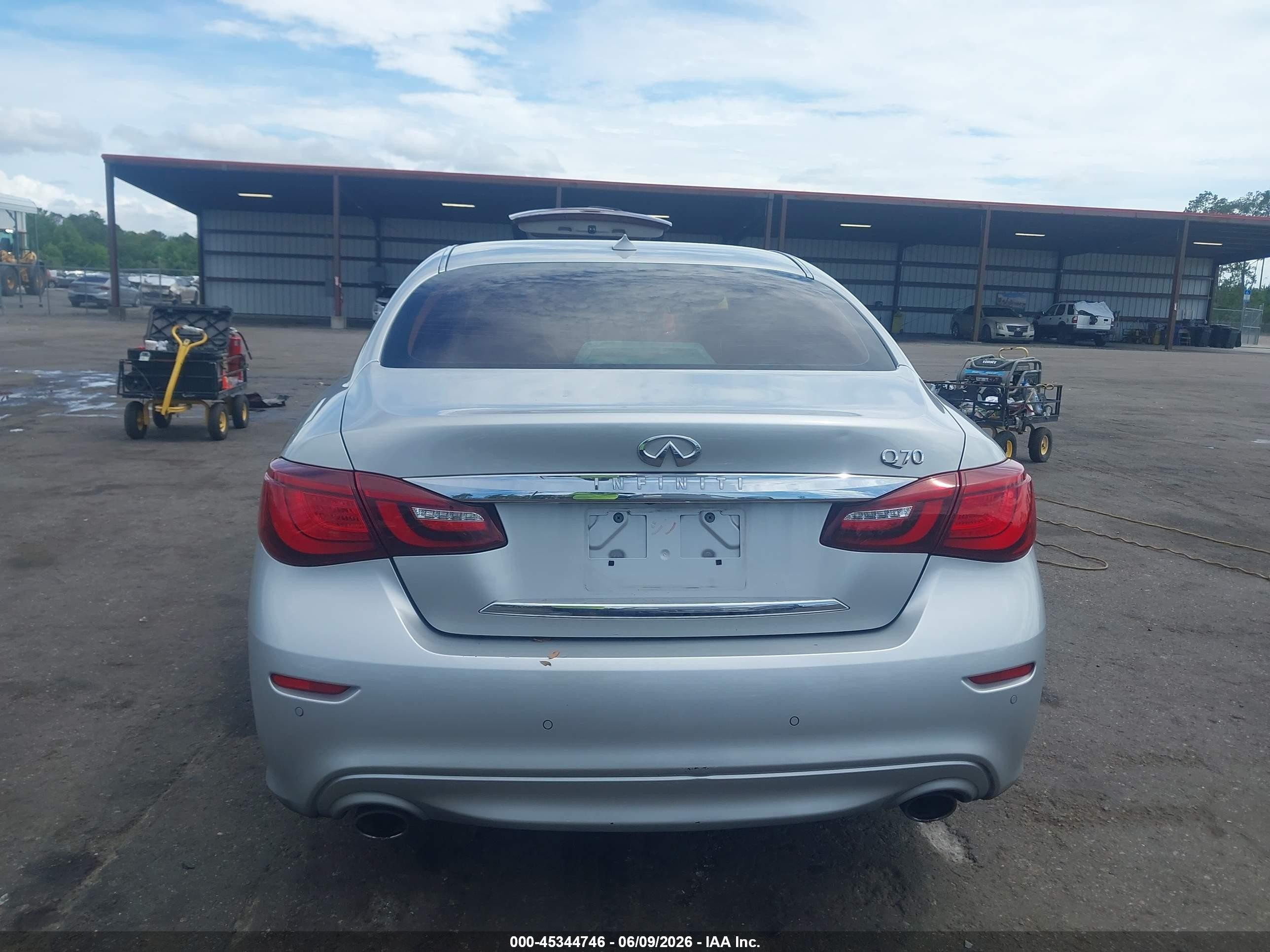 2015 Infiniti Q70 3.7 Silver vin: JN1BY1AP5FM542038