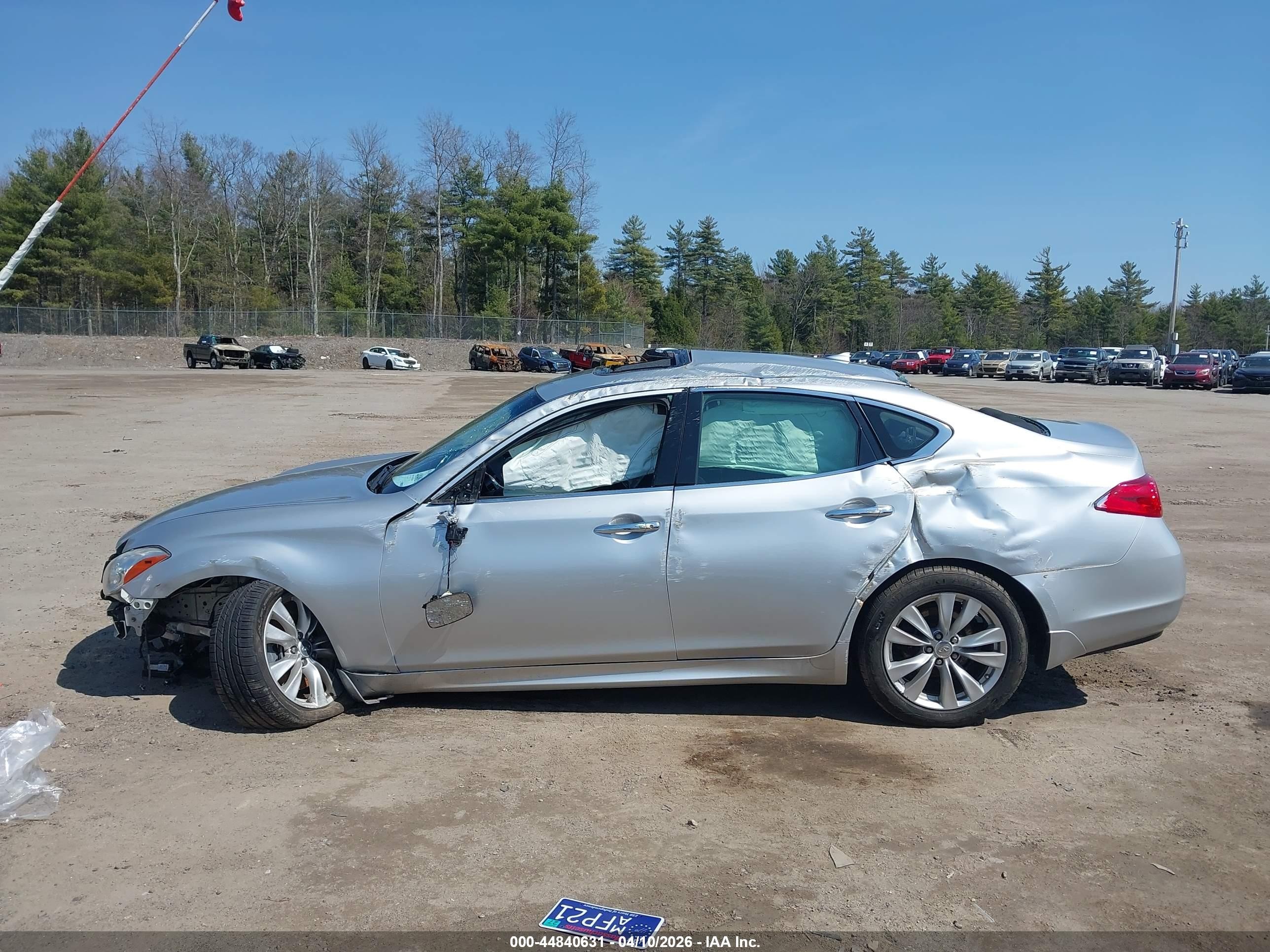 2011 Infiniti M37   Silver vin: JN1BY1AP6BM322949