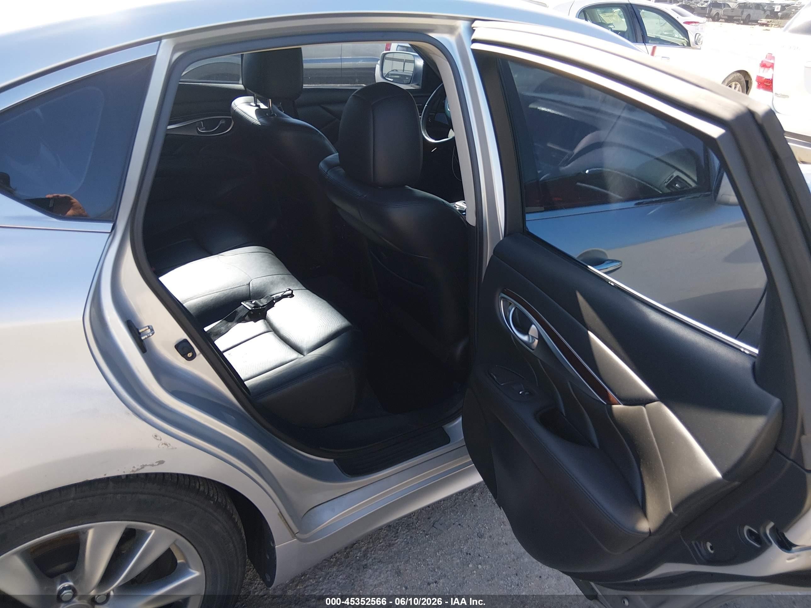 2013 Infiniti M37   Silver vin: JN1BY1AP6DM511295