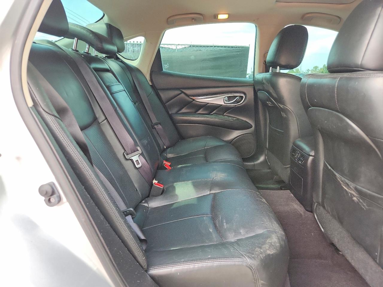 2015 Infiniti Q70 3.7 Silver vin: JN1BY1AP8FM541997