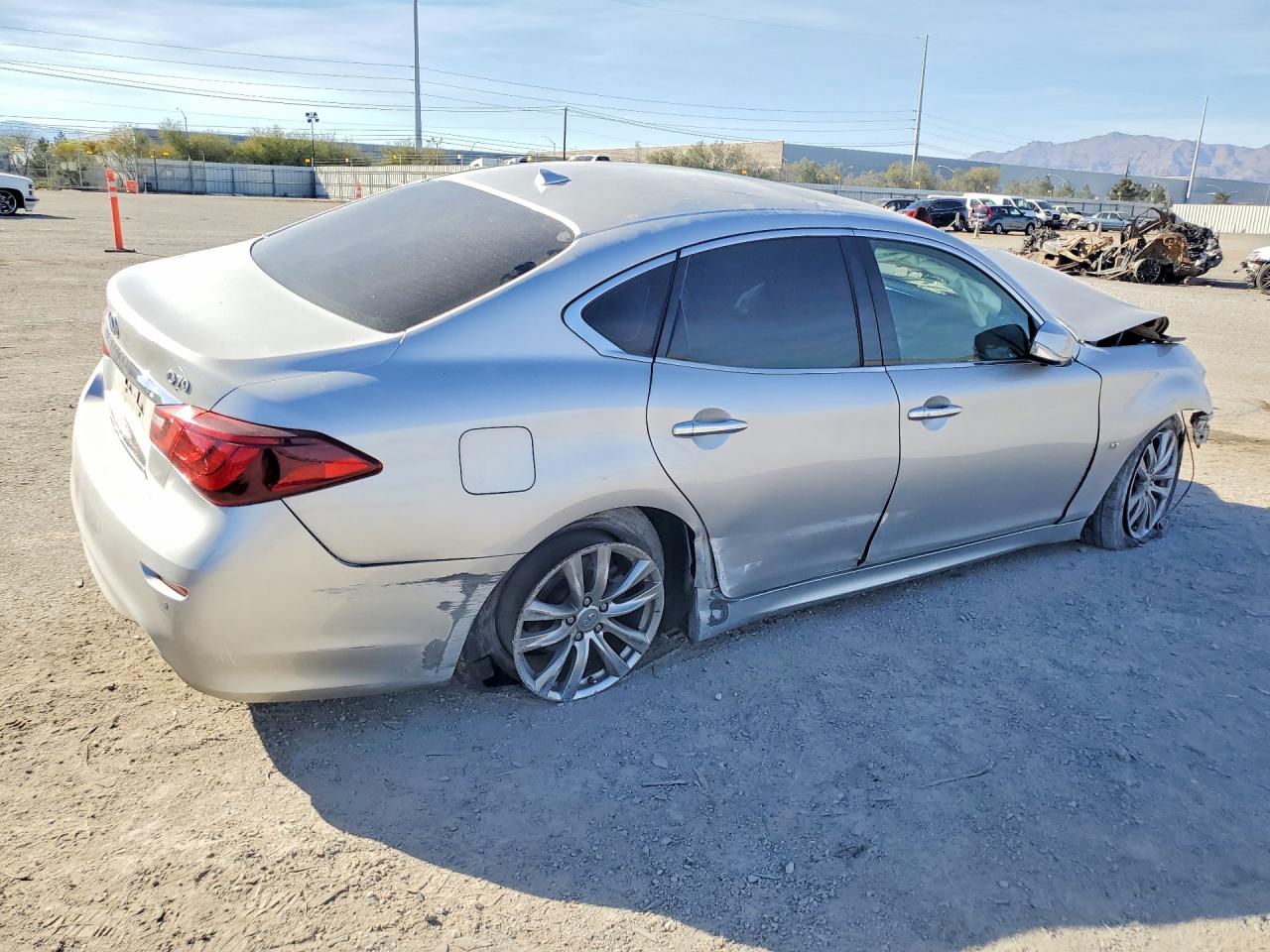 2018 Infiniti Q70 3.7 Luxe Silver vin: JN1BY1AP8JM180909