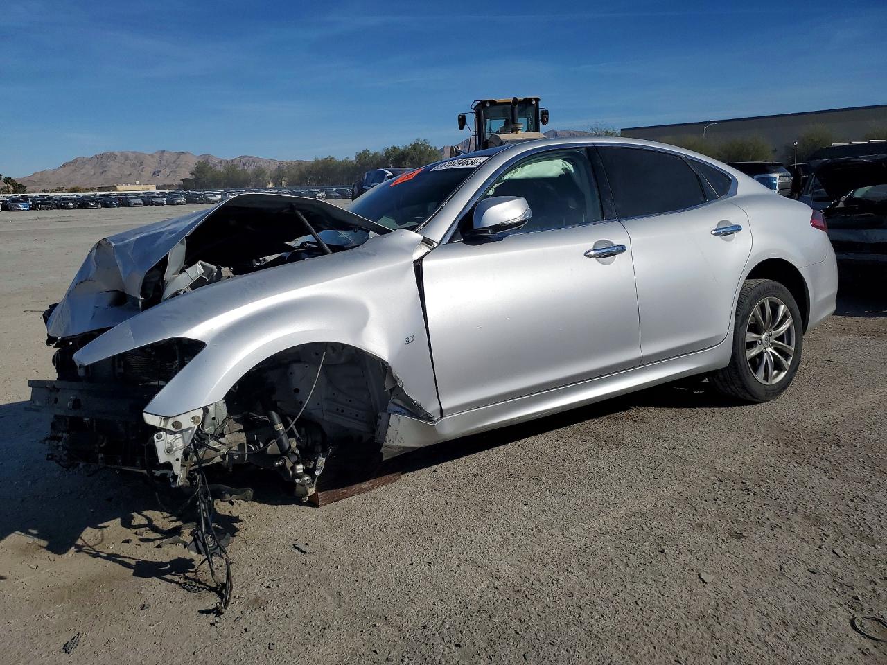 2018 Infiniti Q70 3.7 Luxe Silver vin: JN1BY1AP8JM180909