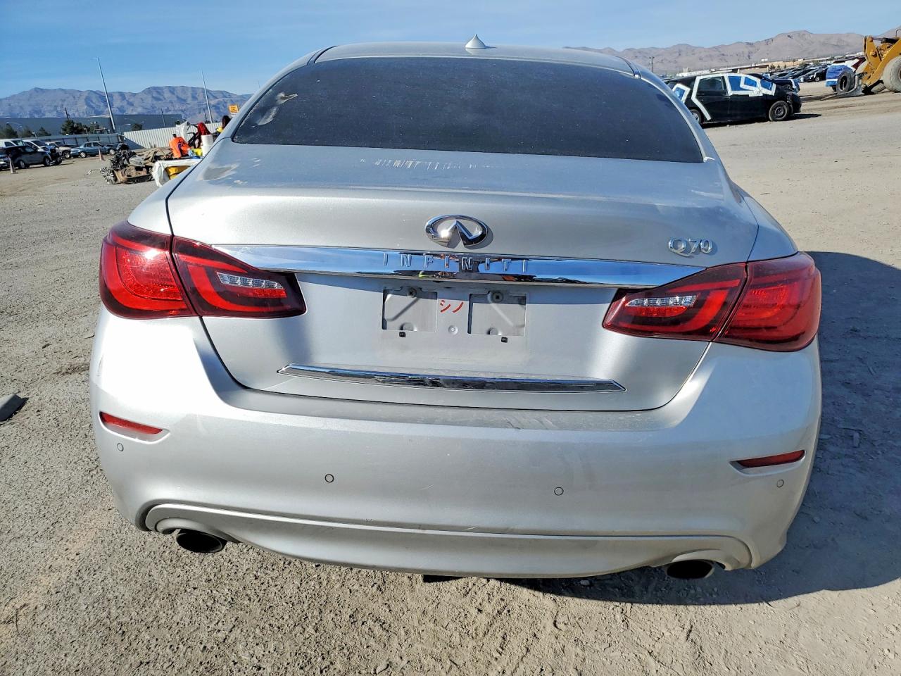 2018 Infiniti Q70 3.7 Luxe Silver vin: JN1BY1AP8JM180909