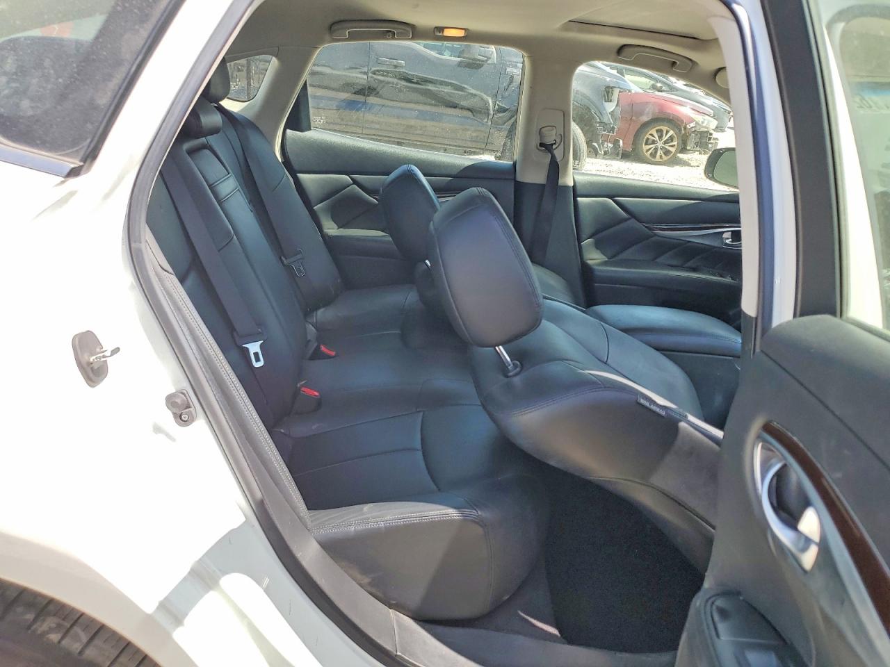 2015 Infiniti Q70 3.7 White vin: JN1BY1AP9FM542303