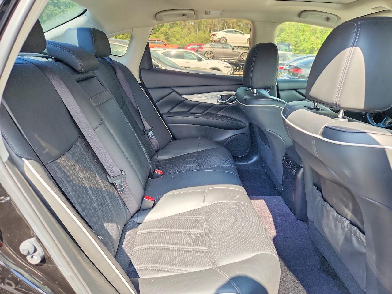 2018 Infiniti Q70 3.7 Luxe Black vin: JN1BY1AR0JM220451