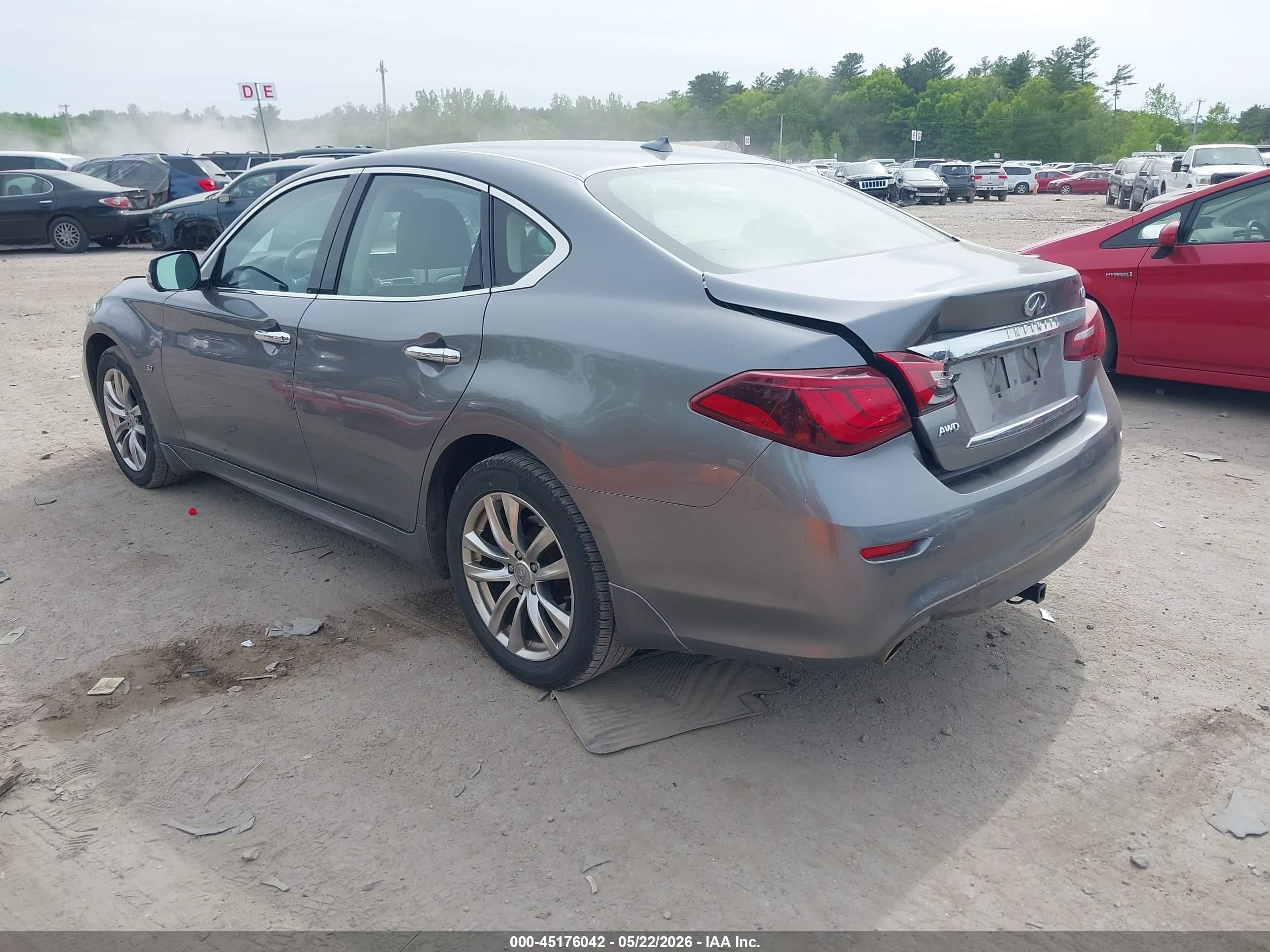 2018 Infiniti Q70 3.7x Luxe Silver vin: JN1BY1AR1JM220619