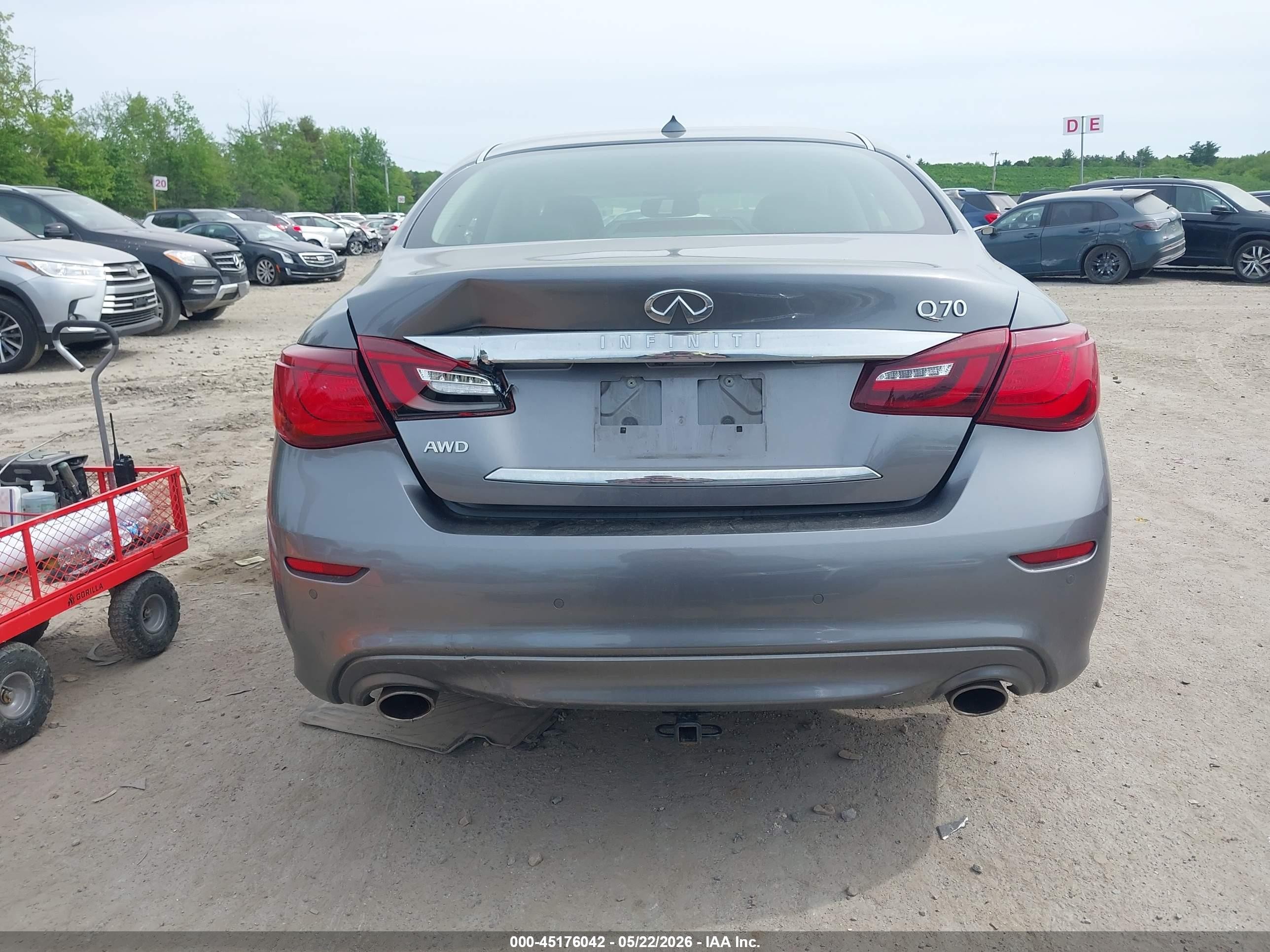 2018 Infiniti Q70 3.7x Luxe Silver vin: JN1BY1AR1JM220619