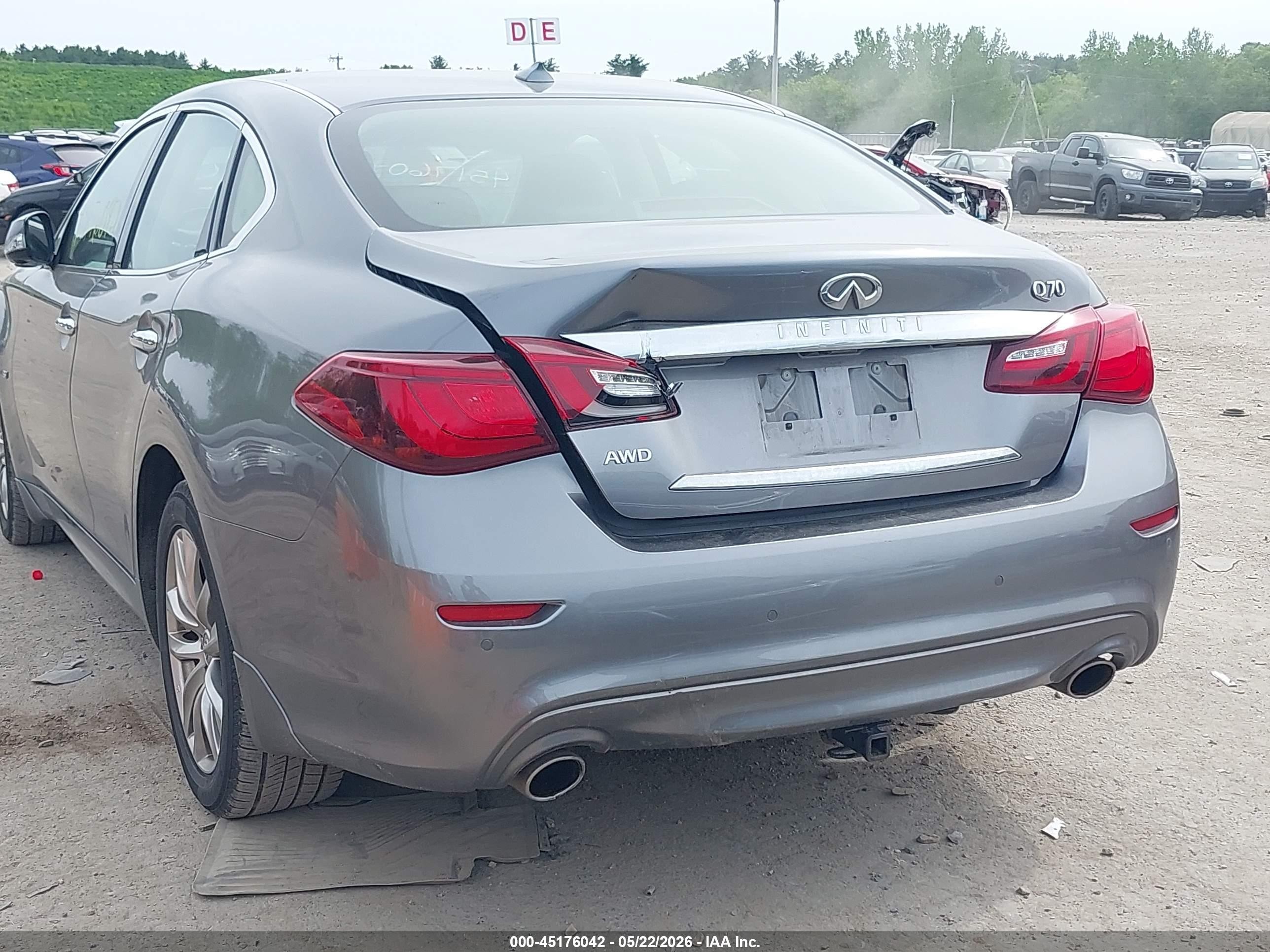 2018 Infiniti Q70 3.7x Luxe Silver vin: JN1BY1AR1JM220619