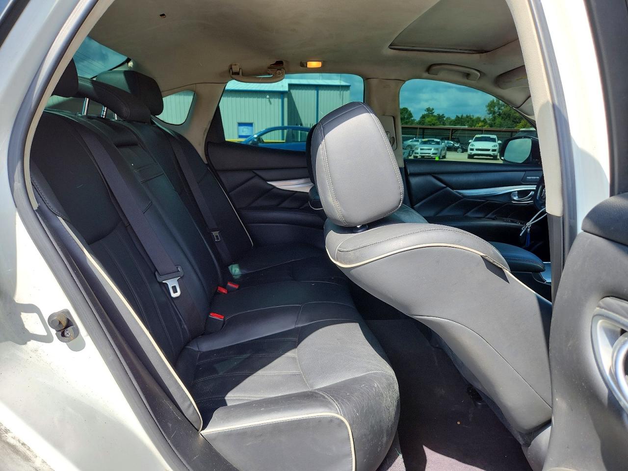 2015 Infiniti Q70 3.7 White vin: JN1BY1AR5FM560976