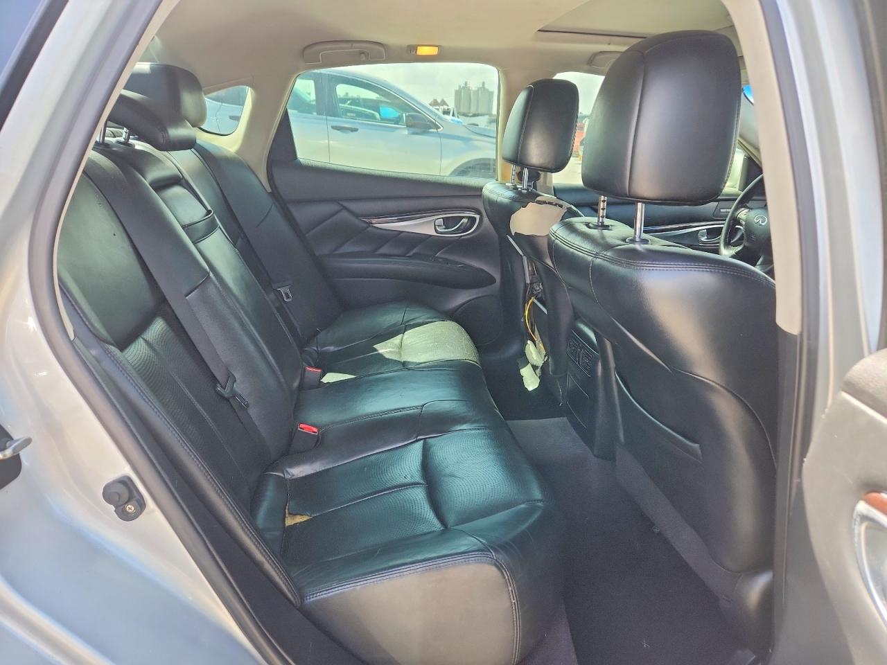 2013 Infiniti M37 X Silver vin: JN1BY1AR7DM604117
