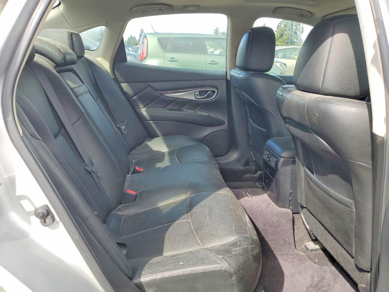 2011 Infiniti M37 X Silver vin: JN1BY1AR8BM375850