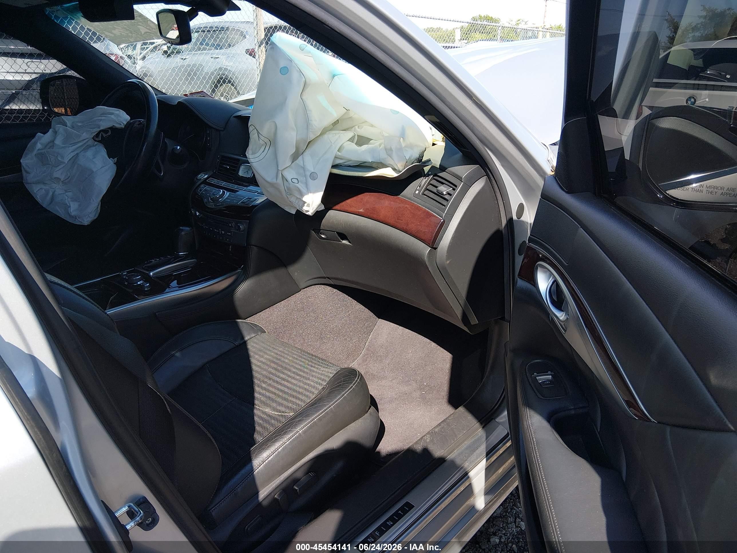 2015 Infiniti Q70 3.7x Серебряный vin: JN1BY1AR9FM561676