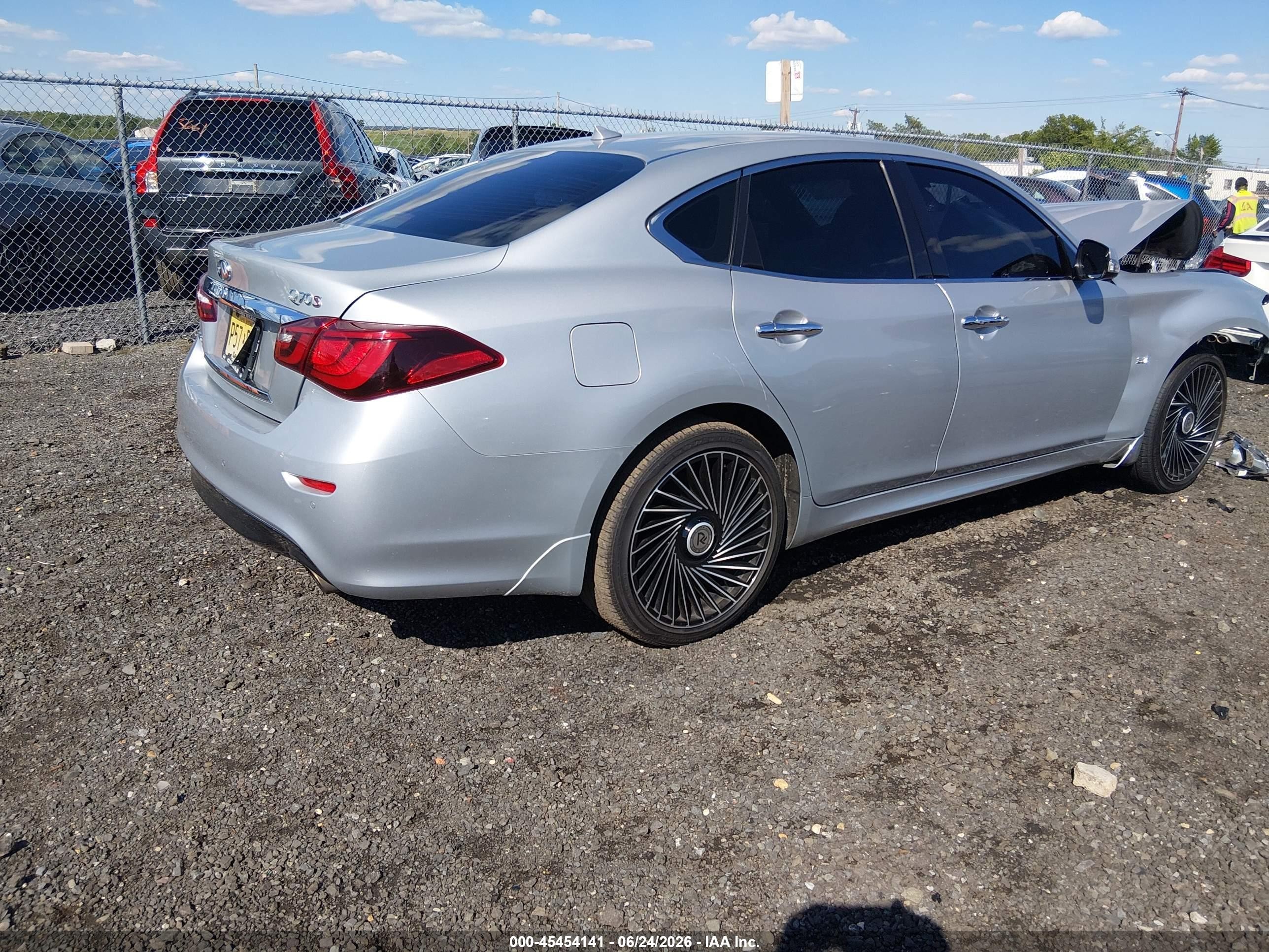2015 Infiniti Q70 3.7x Серебряный vin: JN1BY1AR9FM561676
