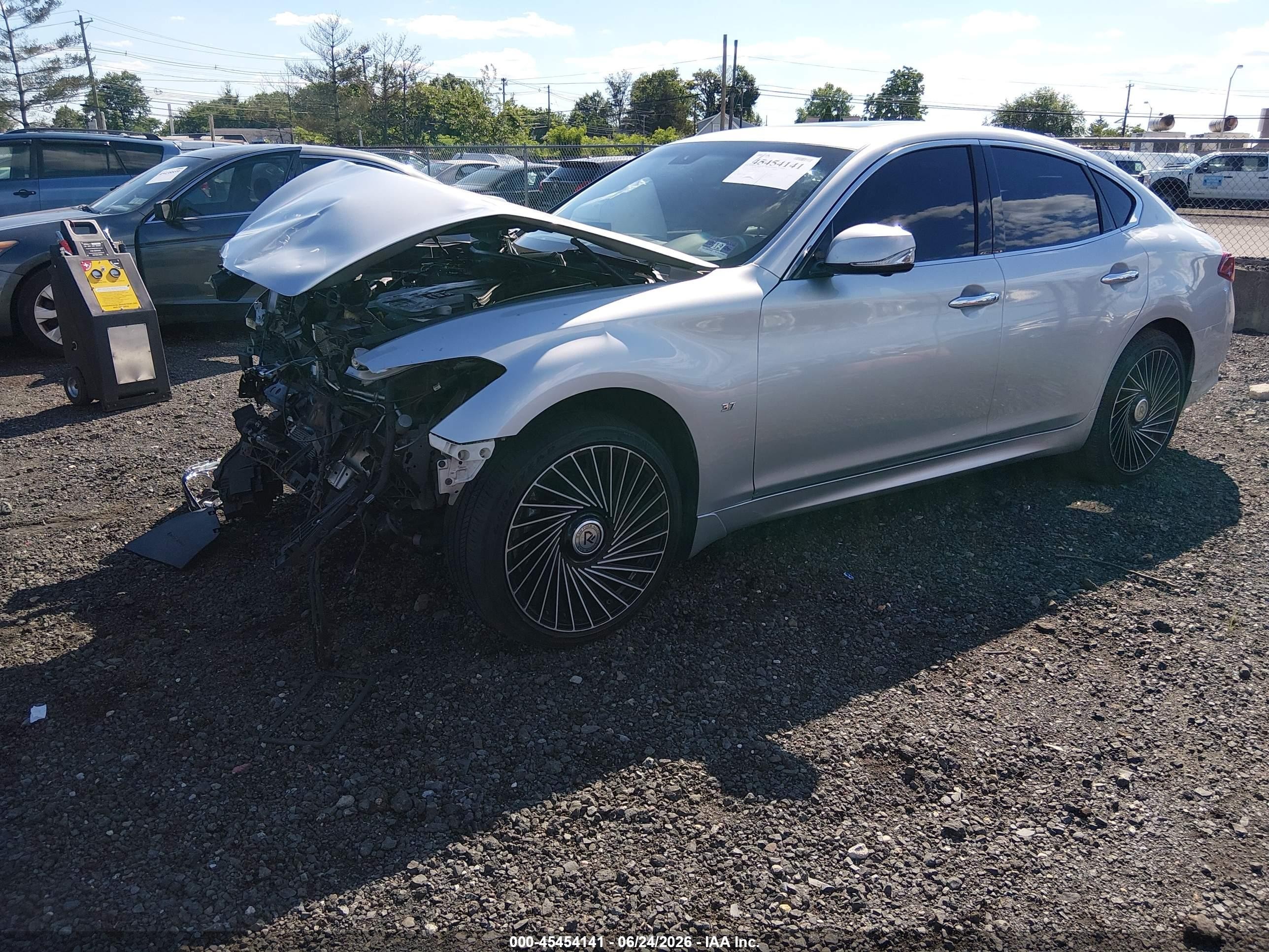 2015 Infiniti Q70 3.7x Серебряный vin: JN1BY1AR9FM561676