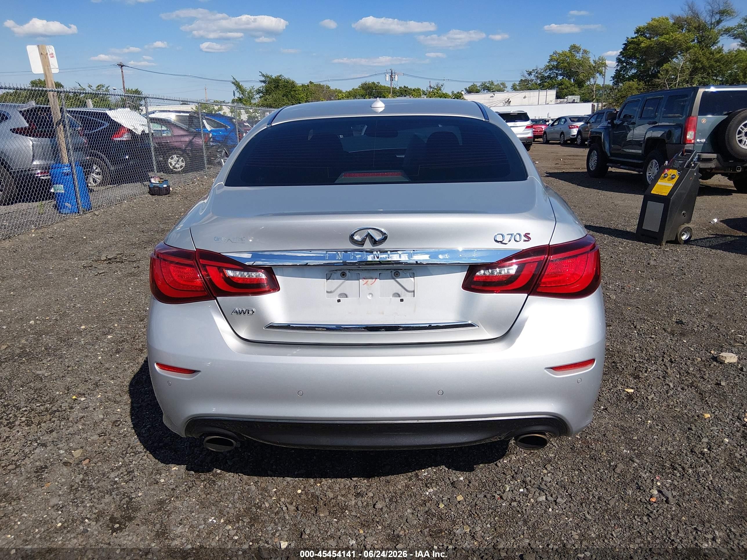 2015 Infiniti Q70 3.7x Серебряный vin: JN1BY1AR9FM561676