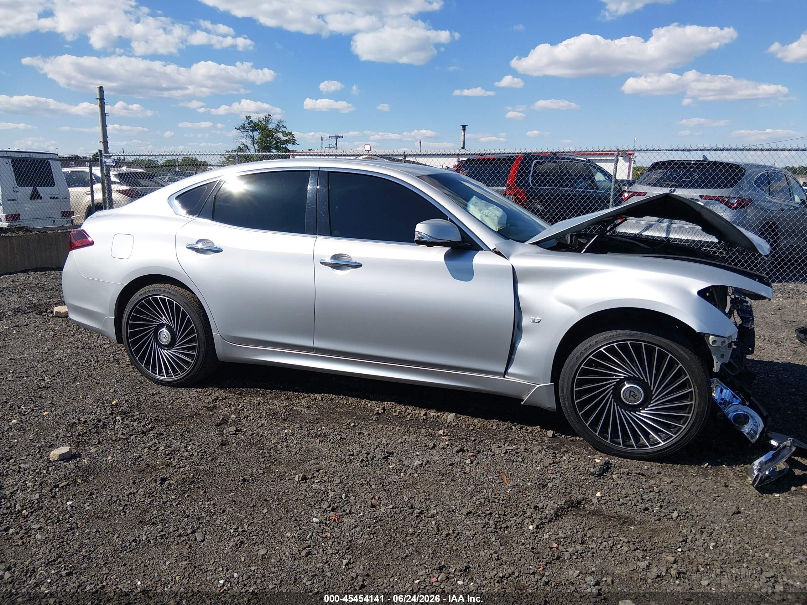 2015 Infiniti Q70 3.7x Серебряный vin: JN1BY1AR9FM561676