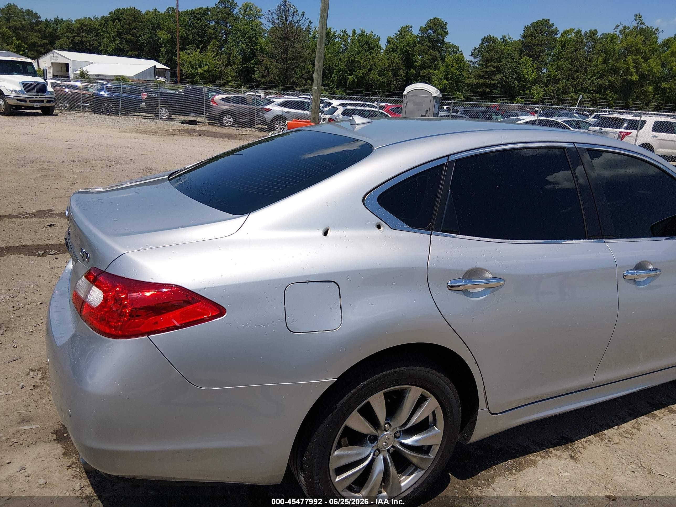 2014 Infiniti Q70 3.7x Silver vin: JN1BY1ARXEM320045