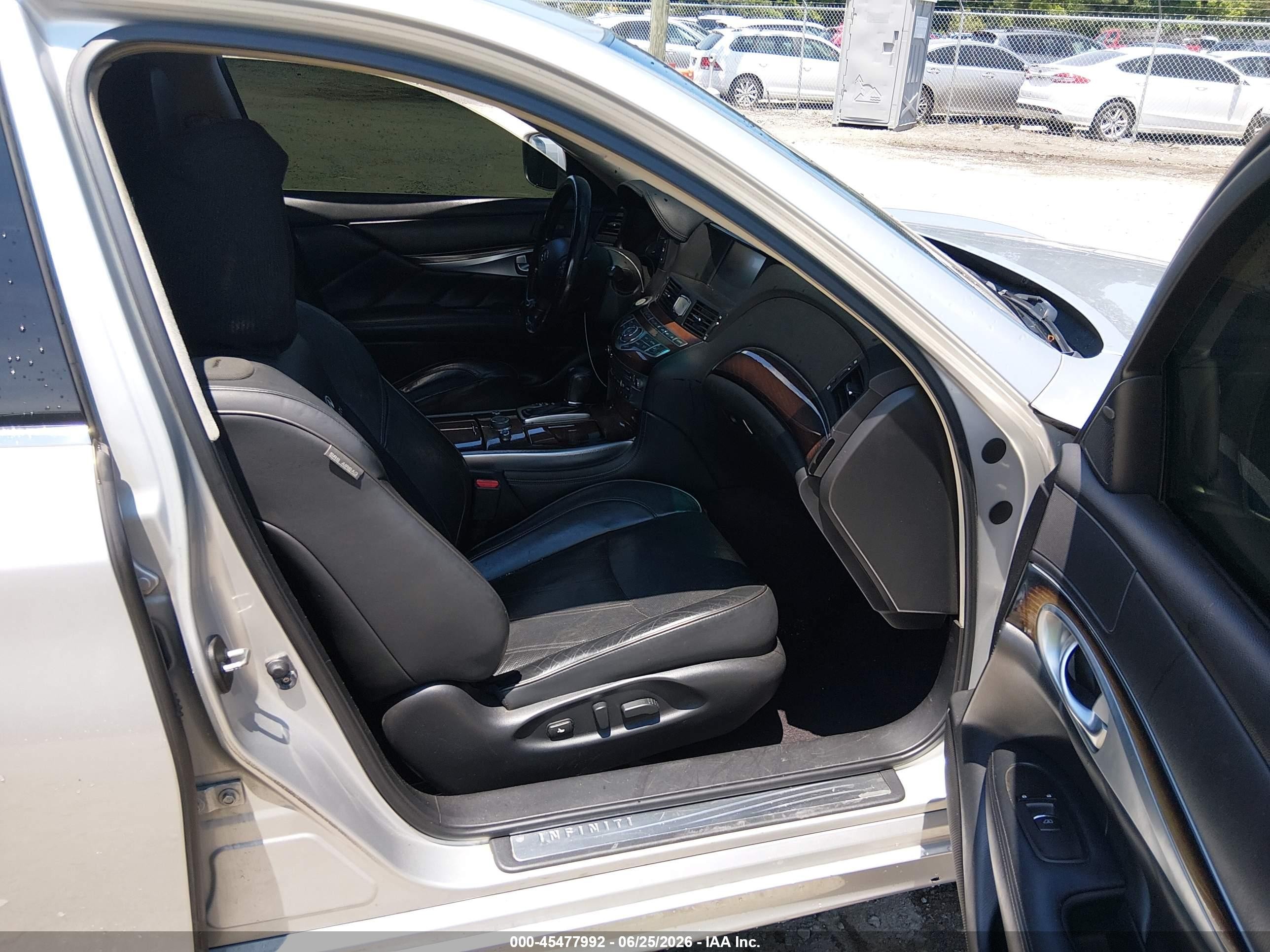 2014 Infiniti Q70 3.7x Silver vin: JN1BY1ARXEM320045